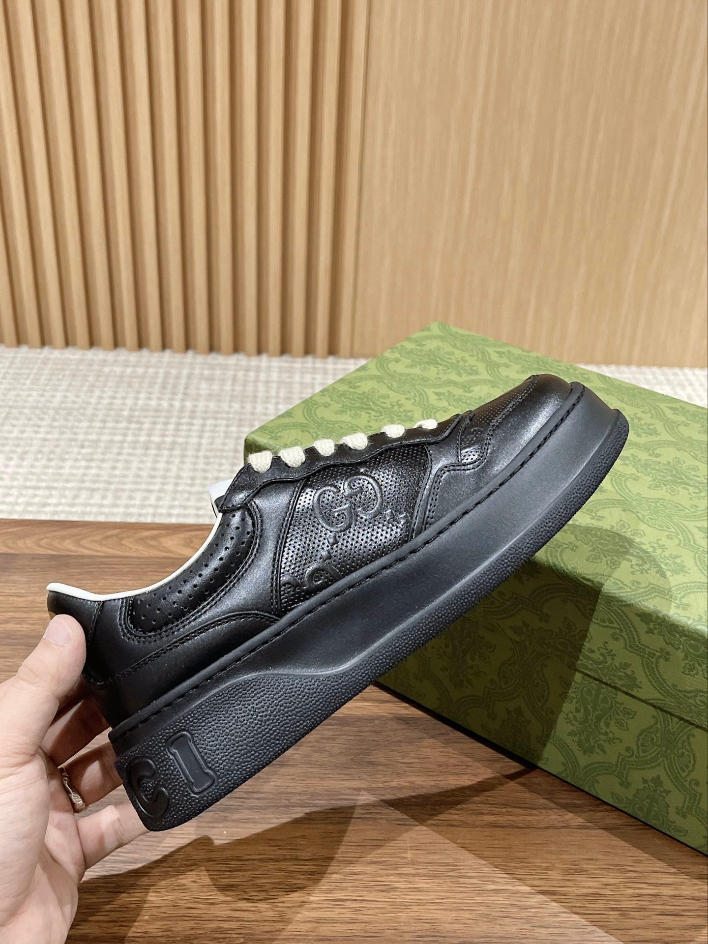 WOMEN'S SNEAKER
