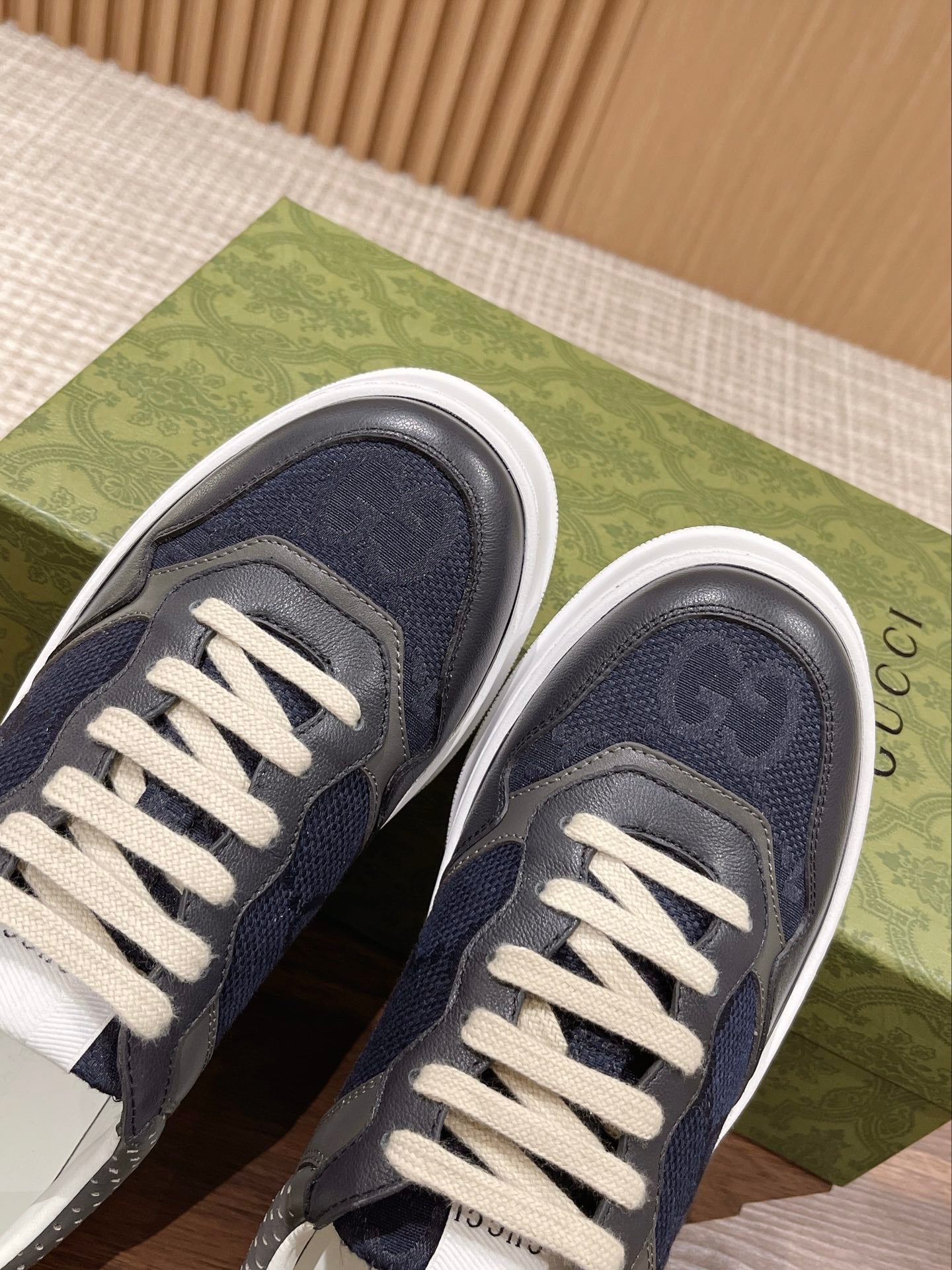 WOMEN'S SNEAKER