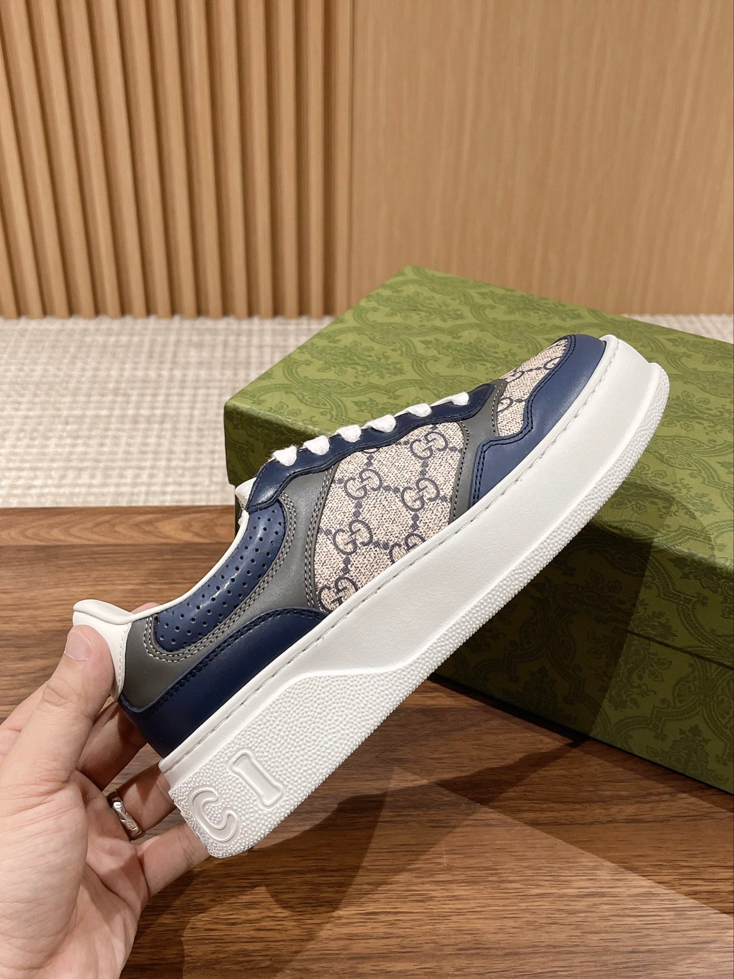 WOMEN'S SNEAKER