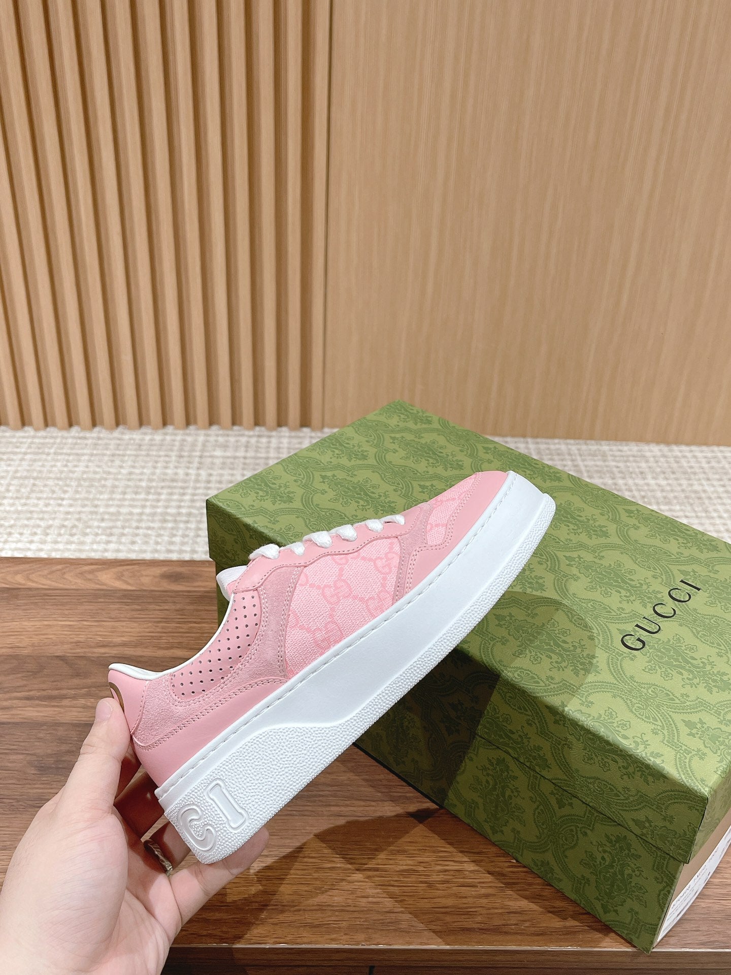 WOMEN'S SNEAKER