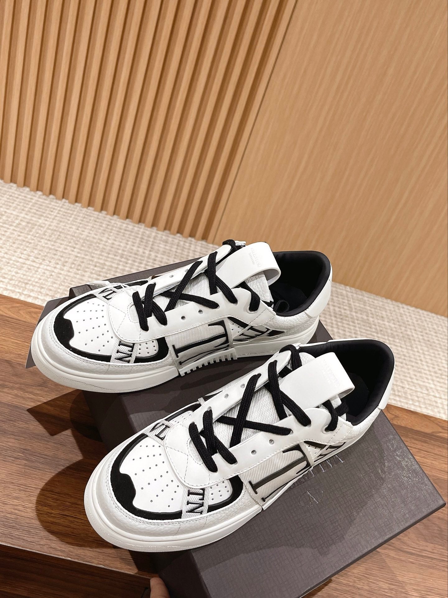 Garavani VL7N logo-print strap sneakers