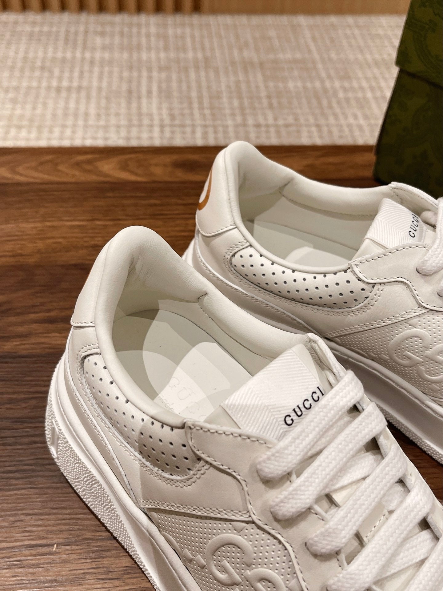 WOMEN'S SNEAKER