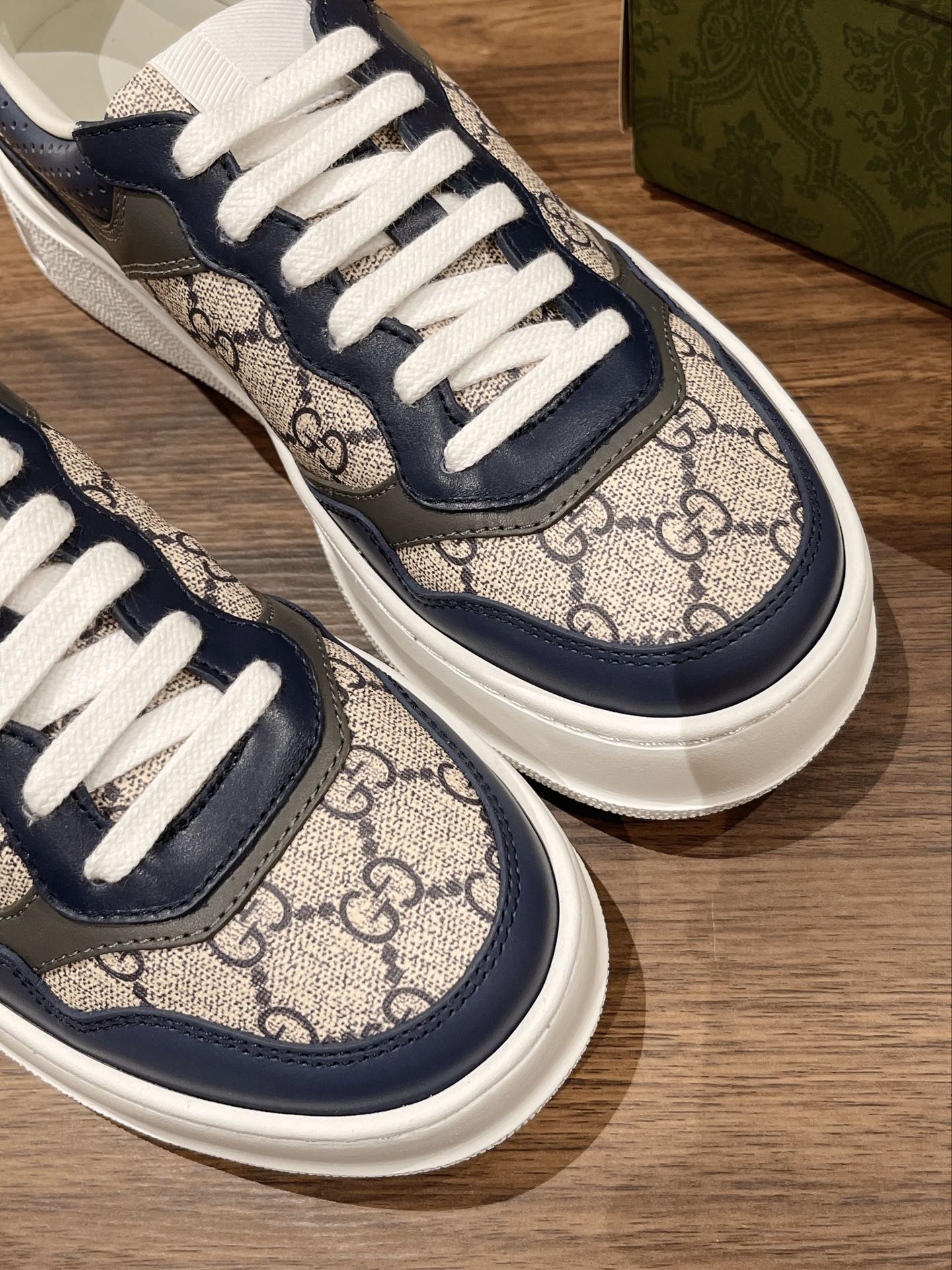 WOMEN'S SNEAKER