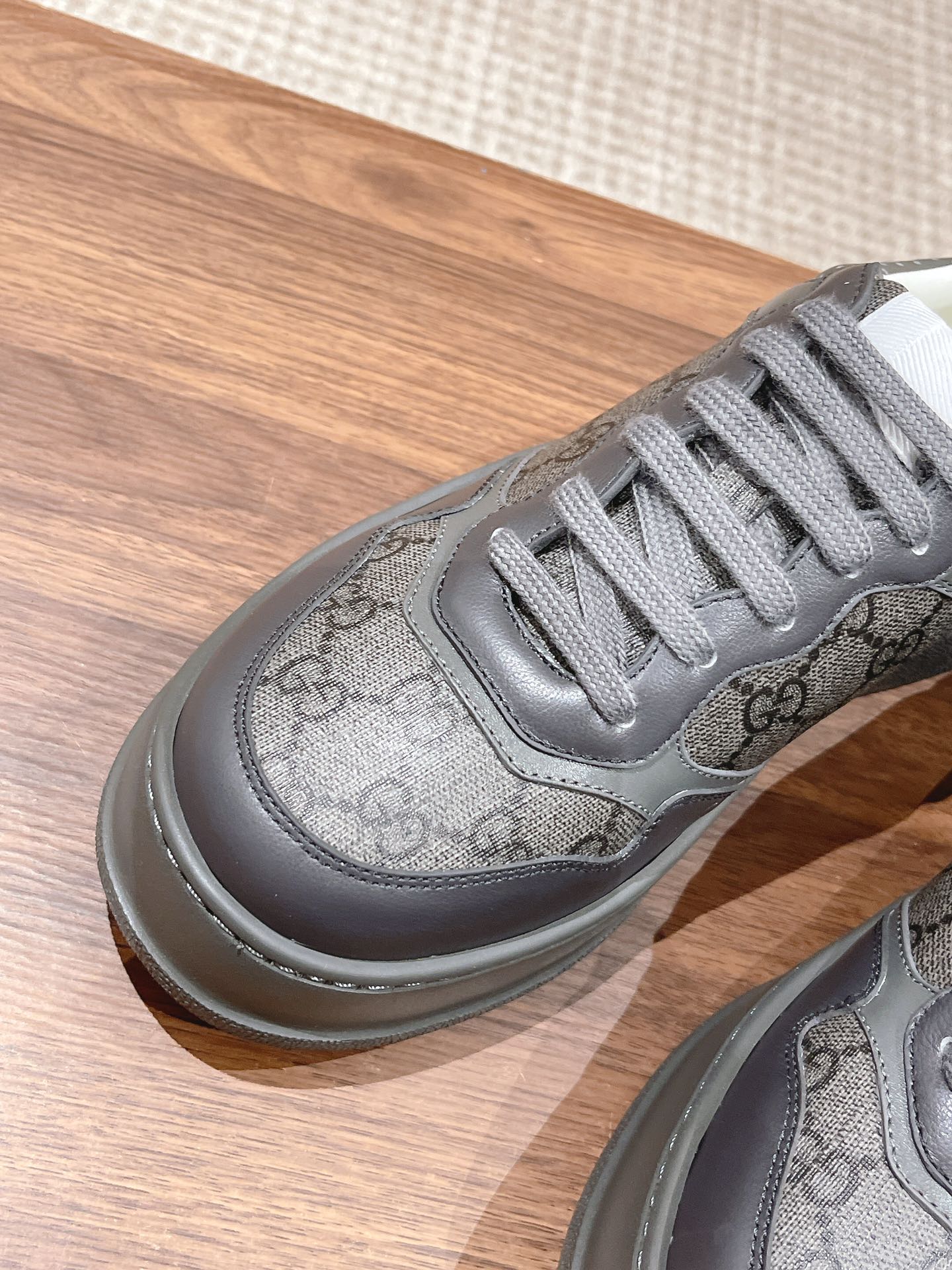 WOMEN'S SNEAKER