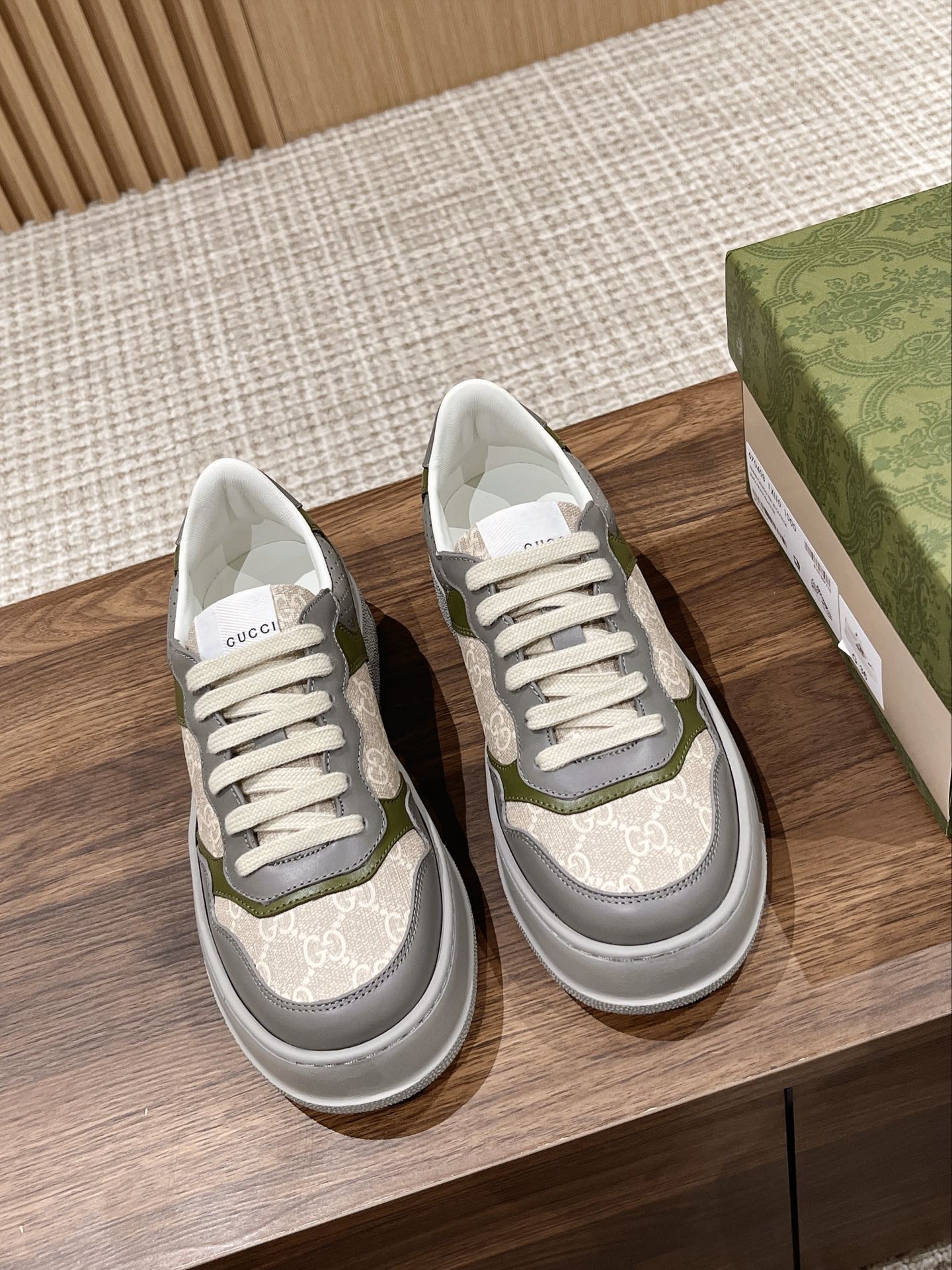 WOMEN'S SNEAKER