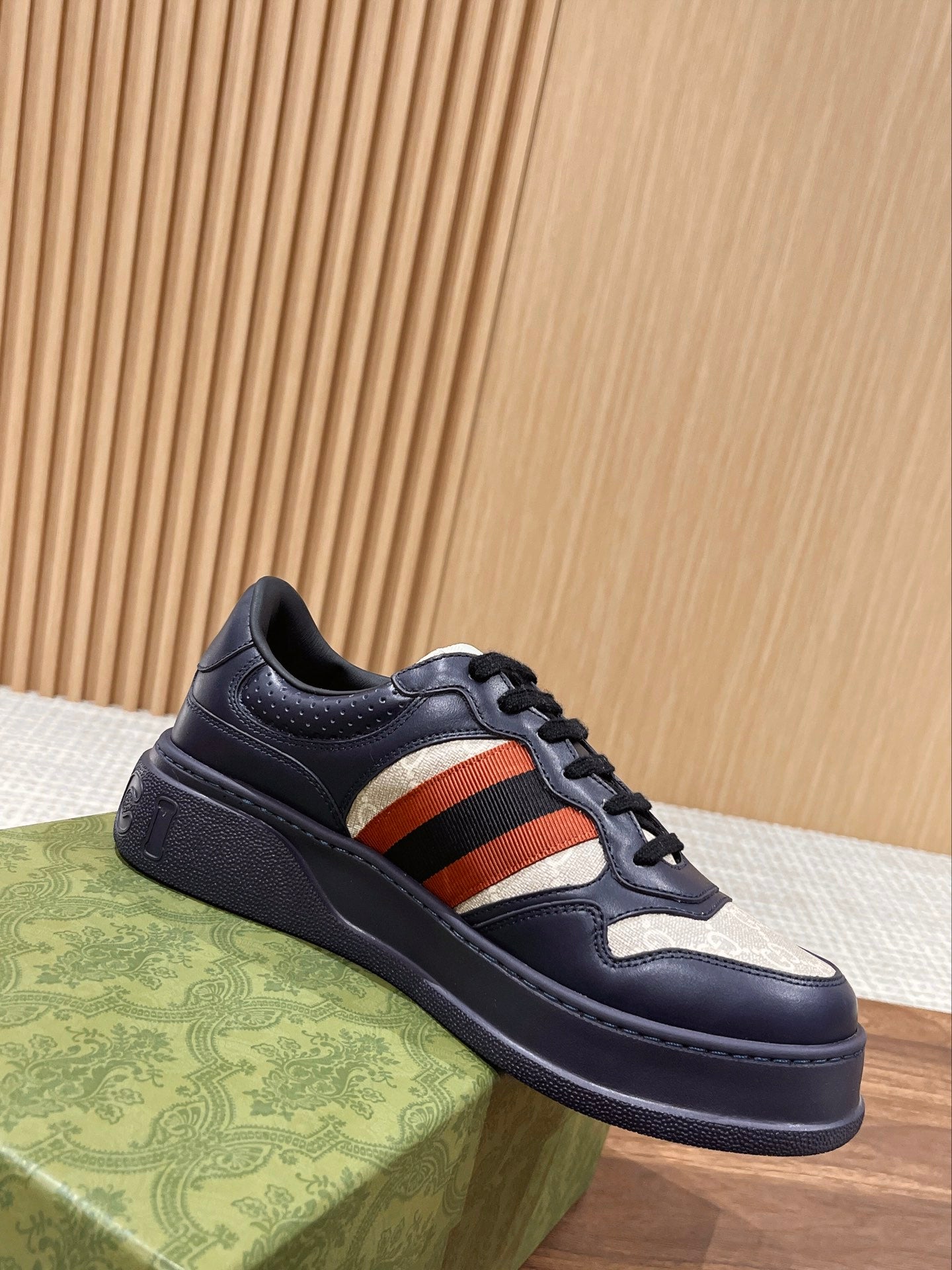 WOMEN'S SNEAKER