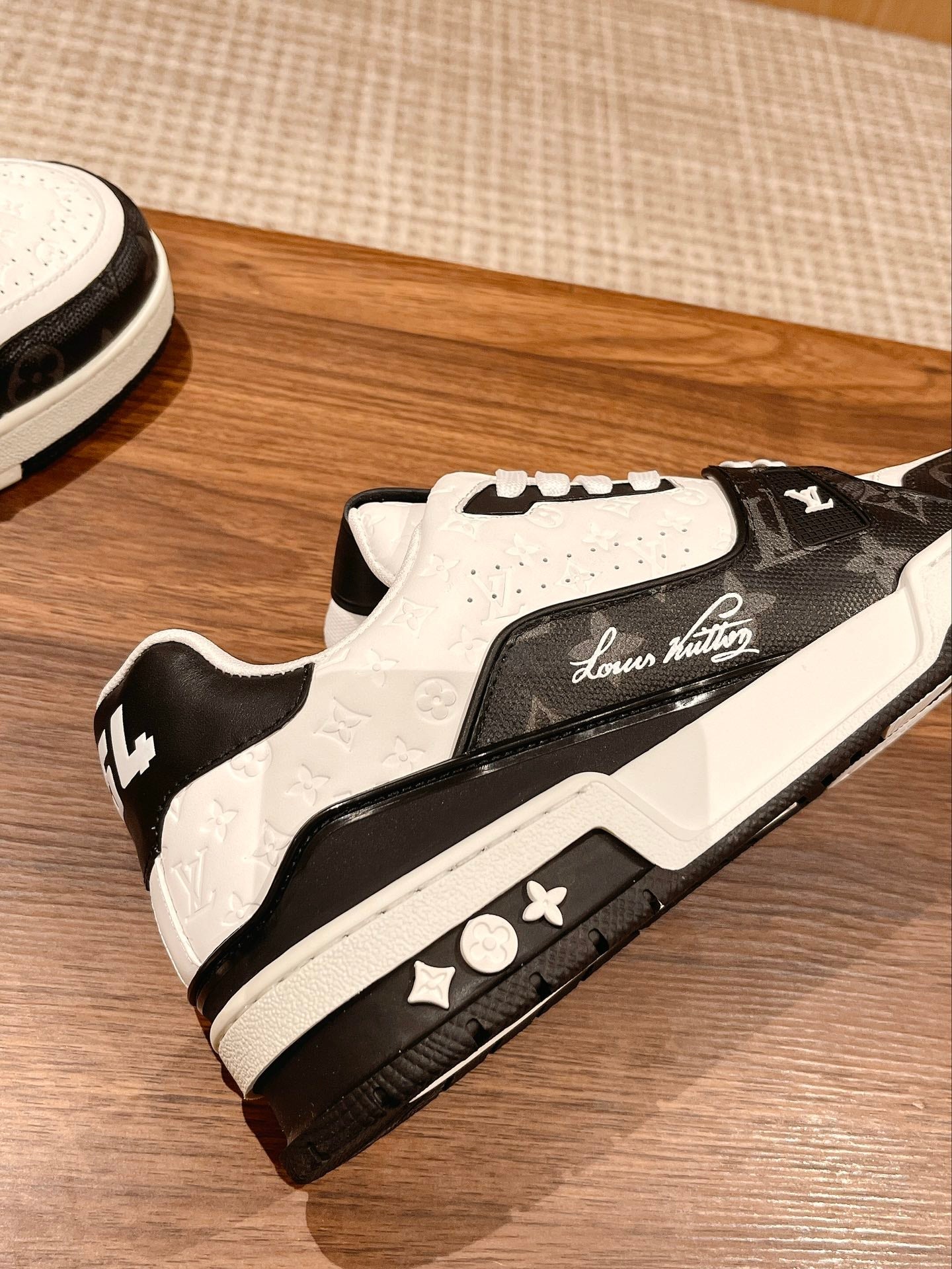 TrainerWhite Black