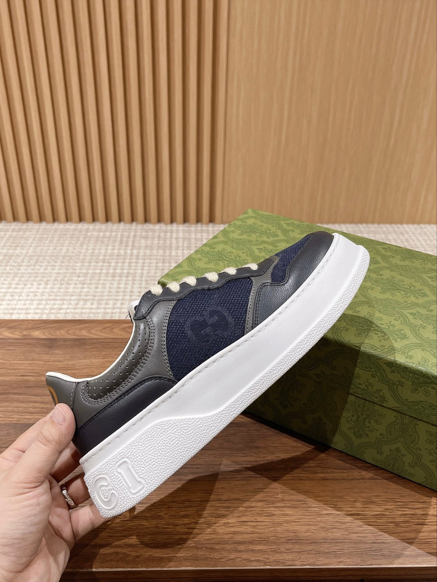 WOMEN'S SNEAKER