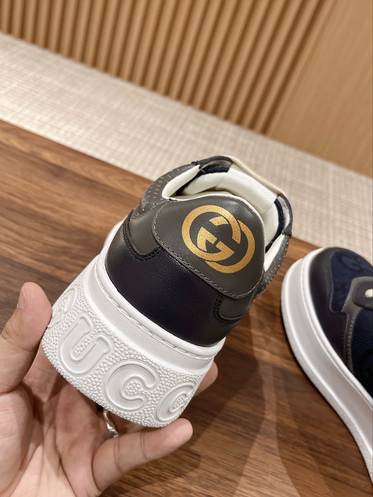 WOMEN'S SNEAKER