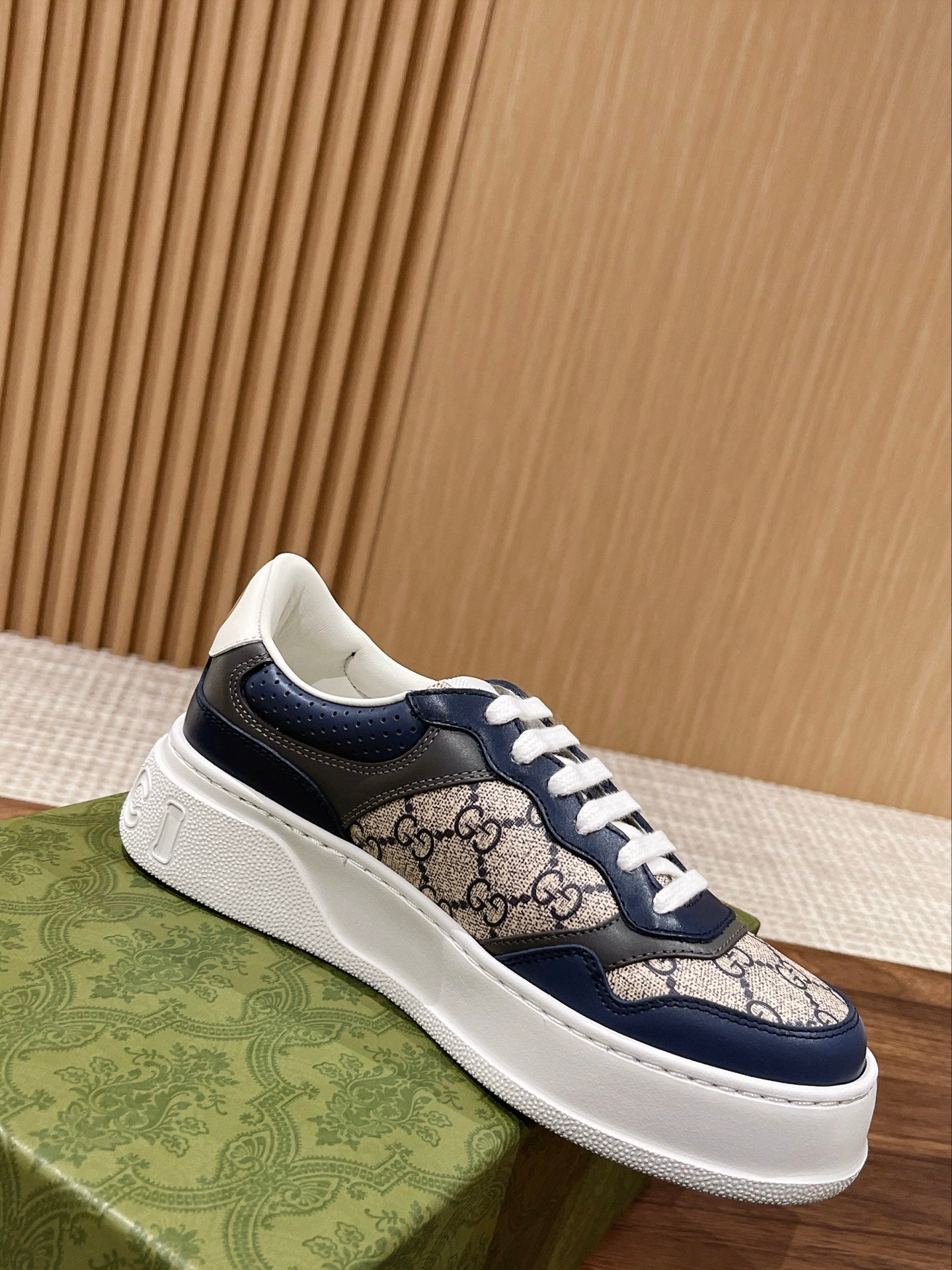 WOMEN'S SNEAKER