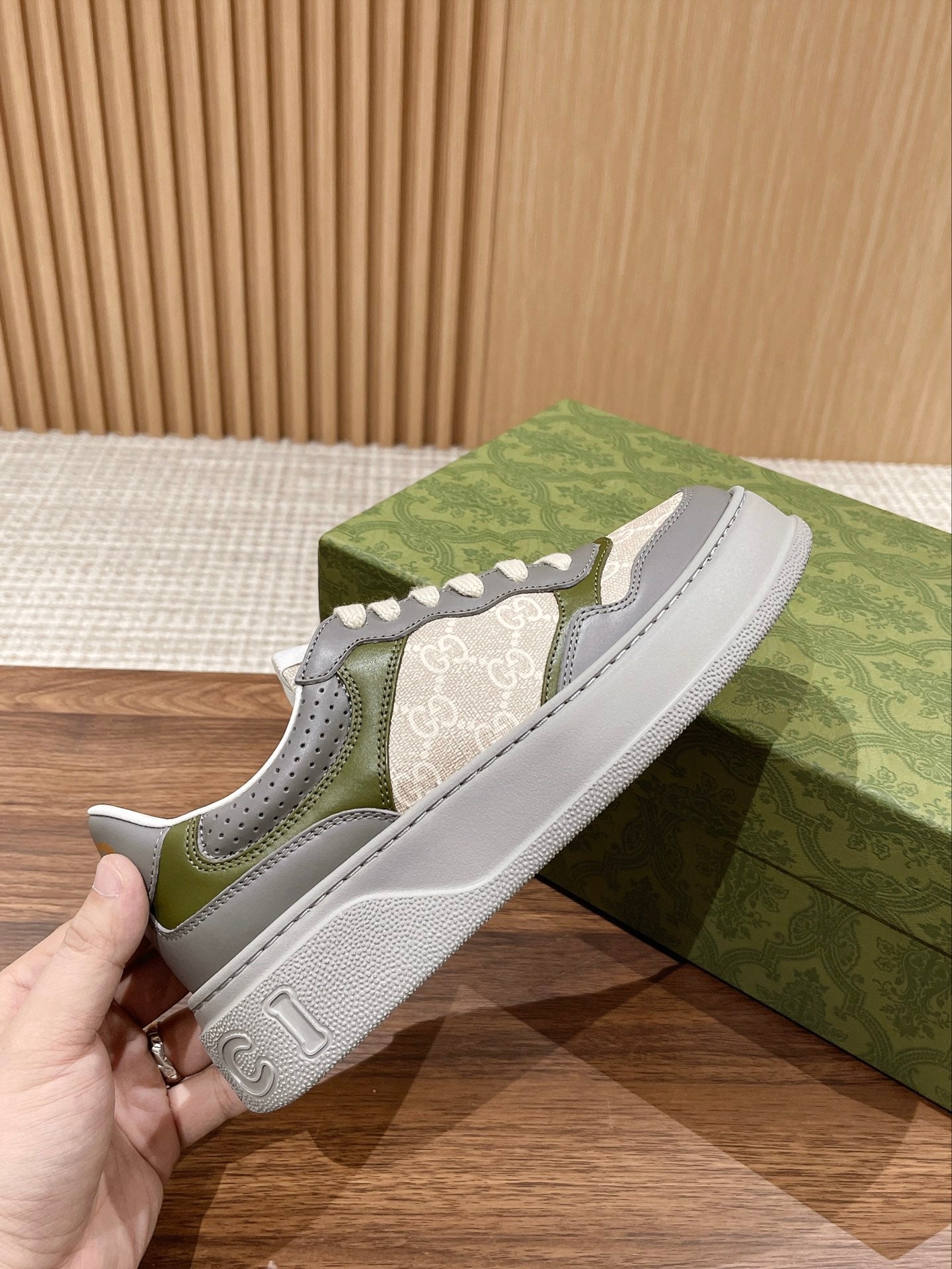 WOMEN'S SNEAKER