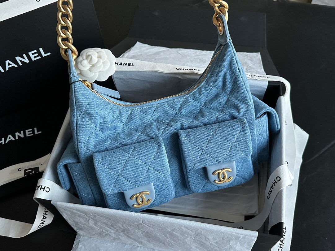 CRUISE 2024/25
LARGE HOBO BAG
Washed Denim & Gold-Tone Metal
Blue