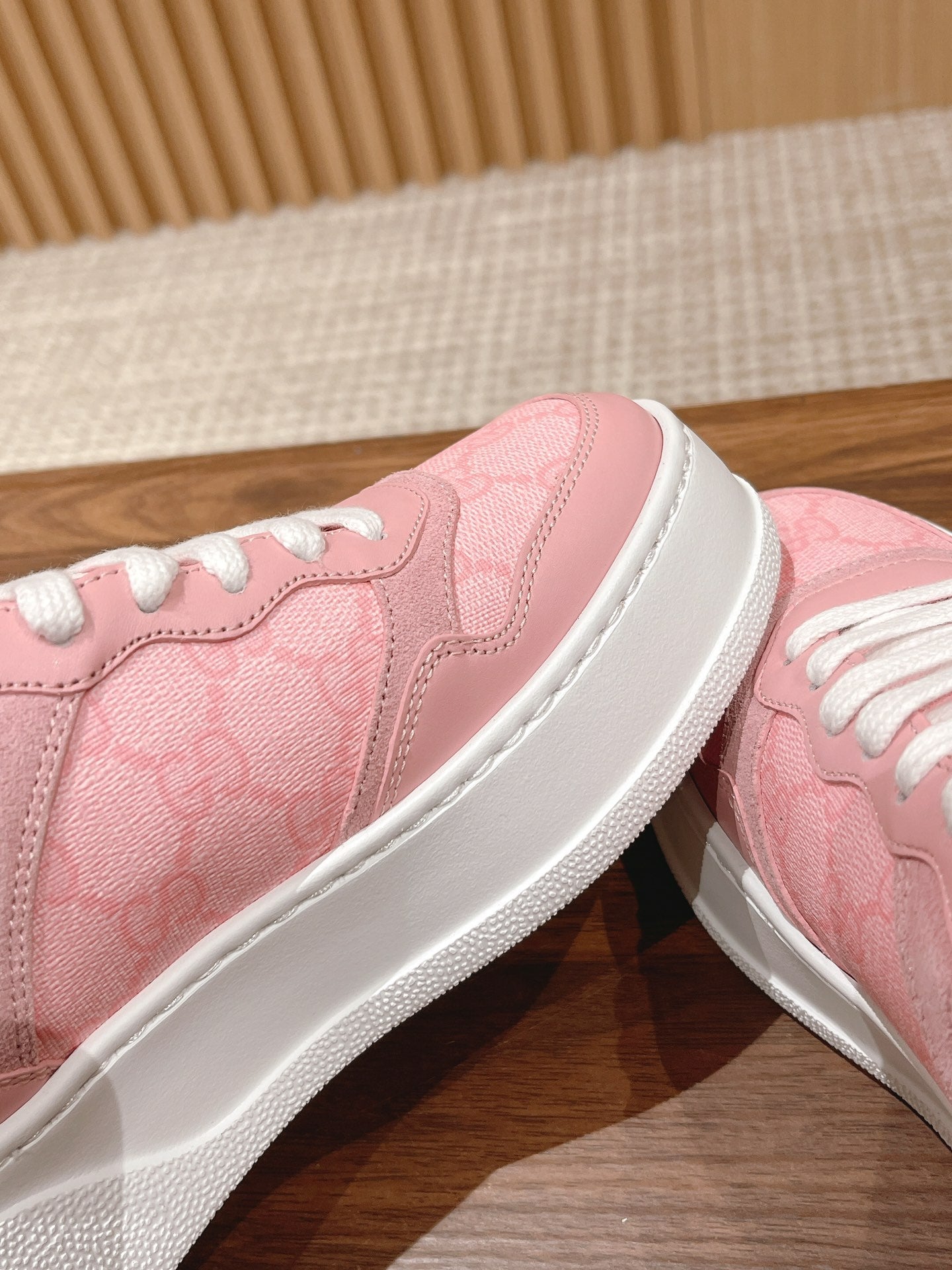 WOMEN'S SNEAKER