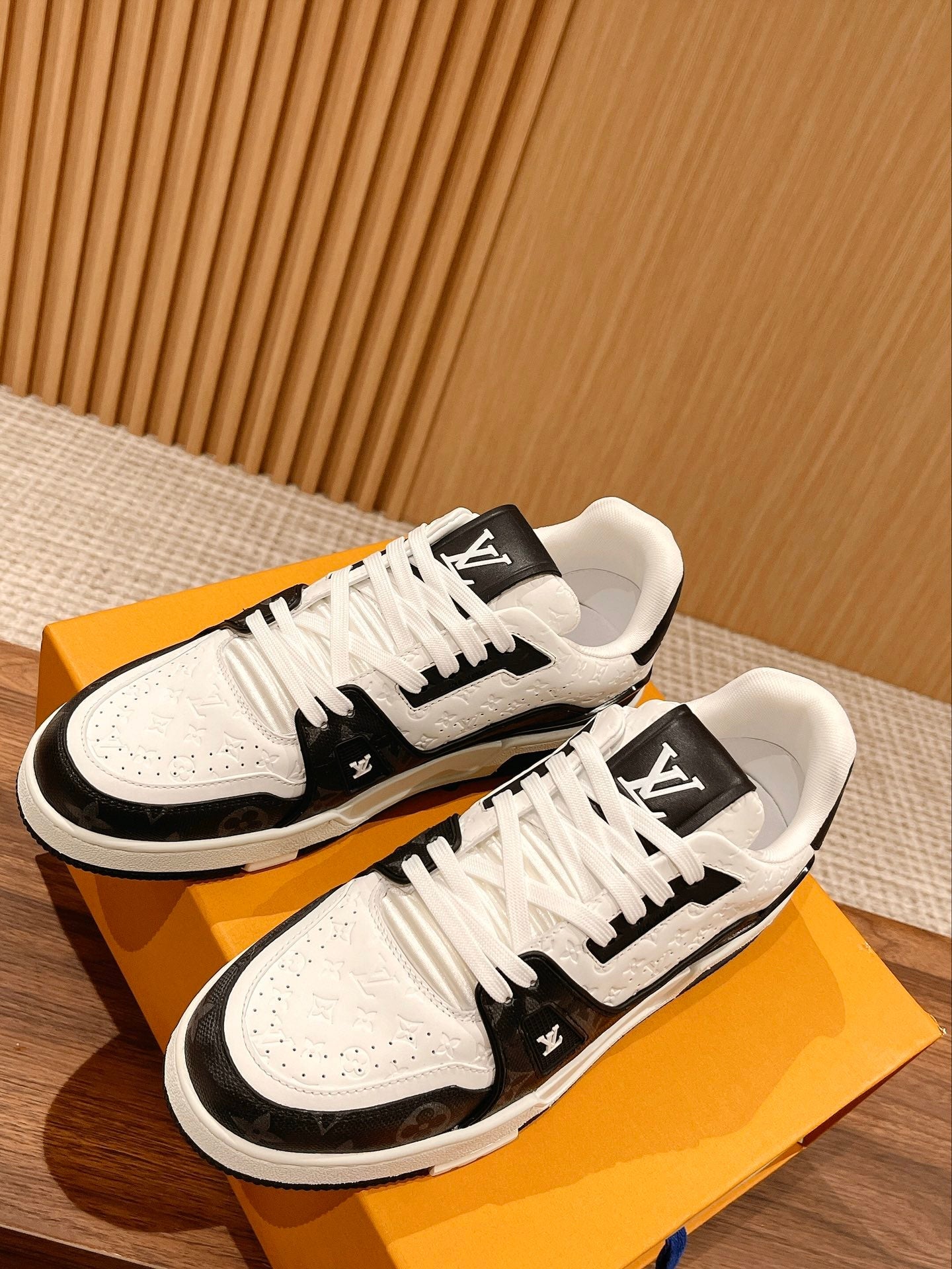 TrainerWhite Black