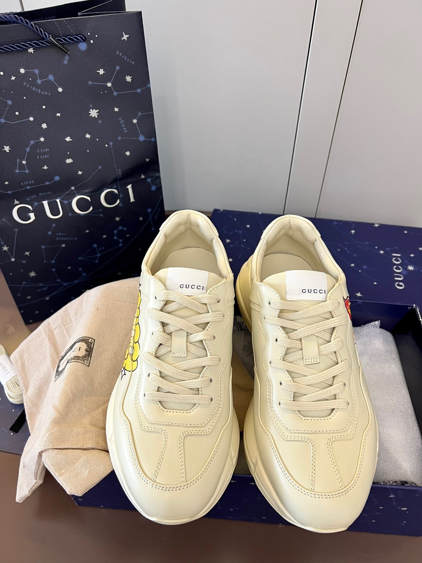 WOMEN'S RHYTON SNEAKER LOGO