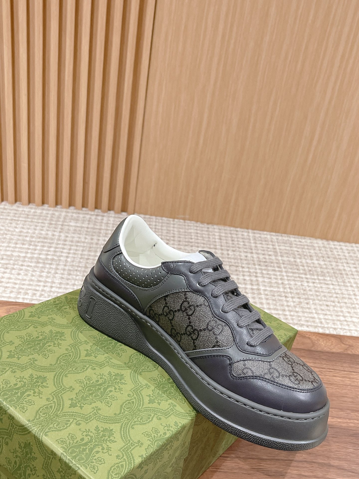 WOMEN'S SNEAKER