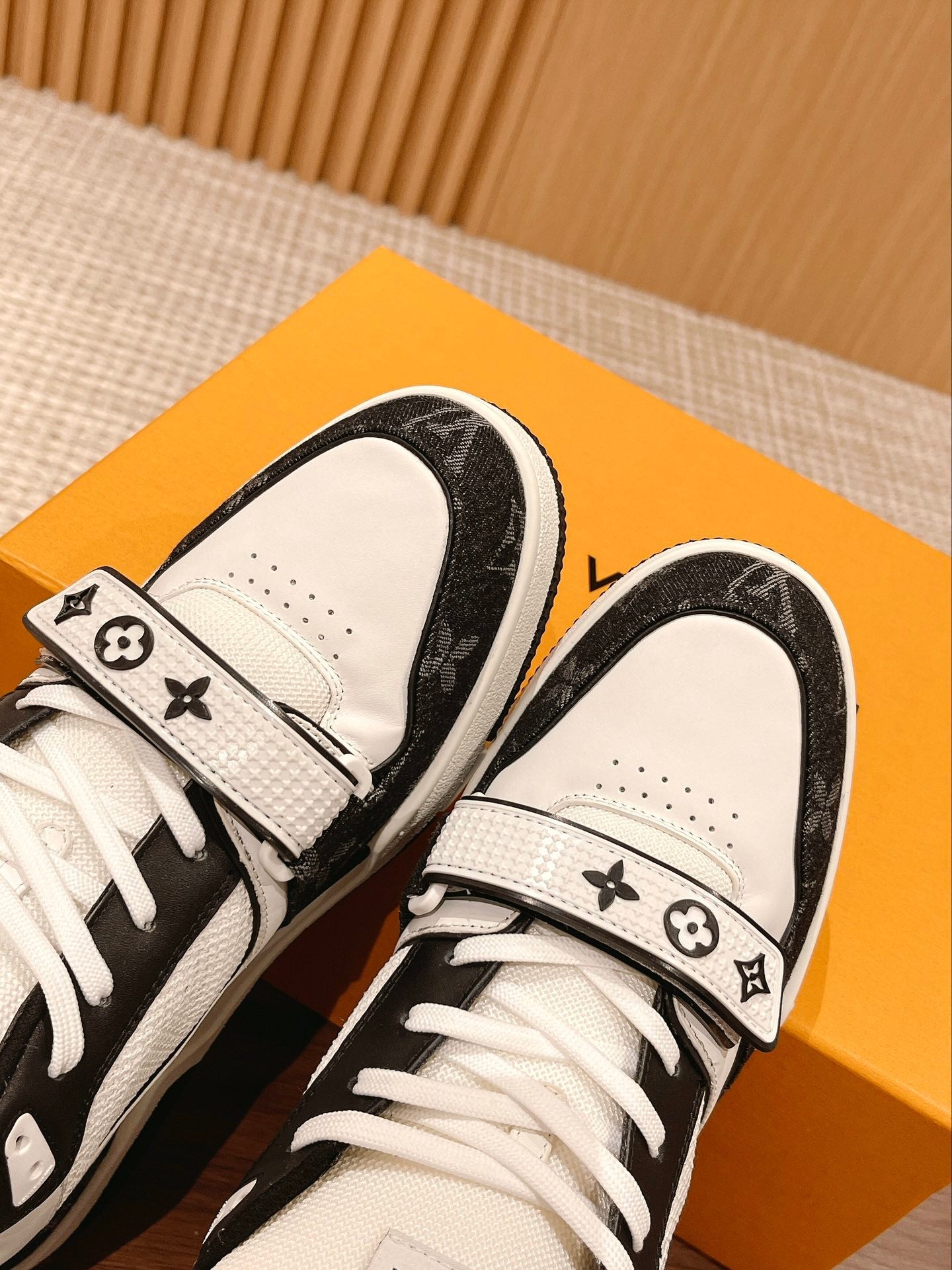Trainer White Black
