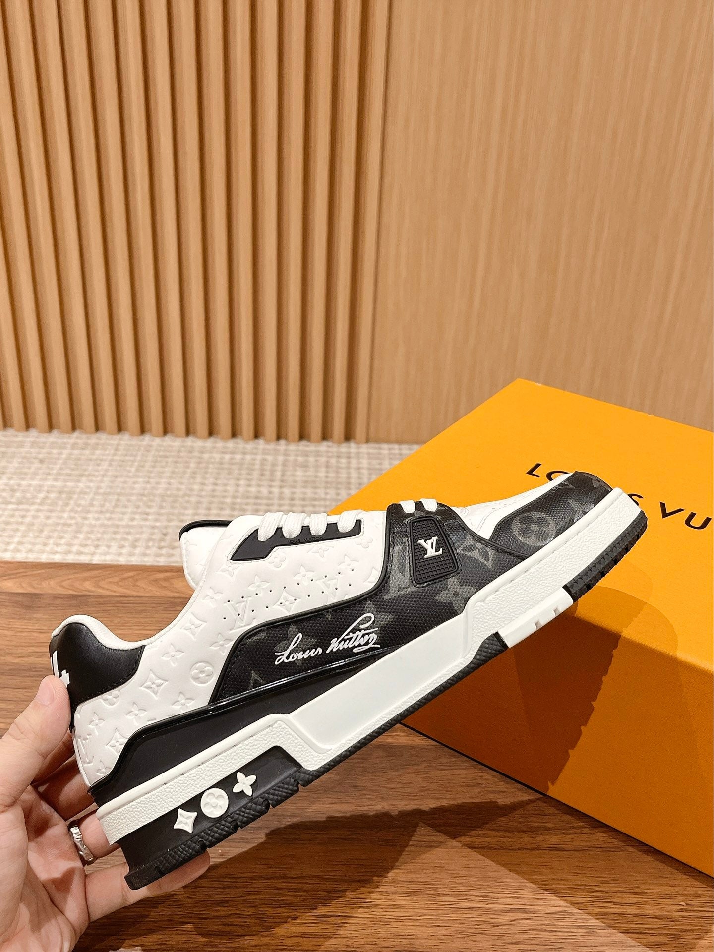 TrainerWhite Black
