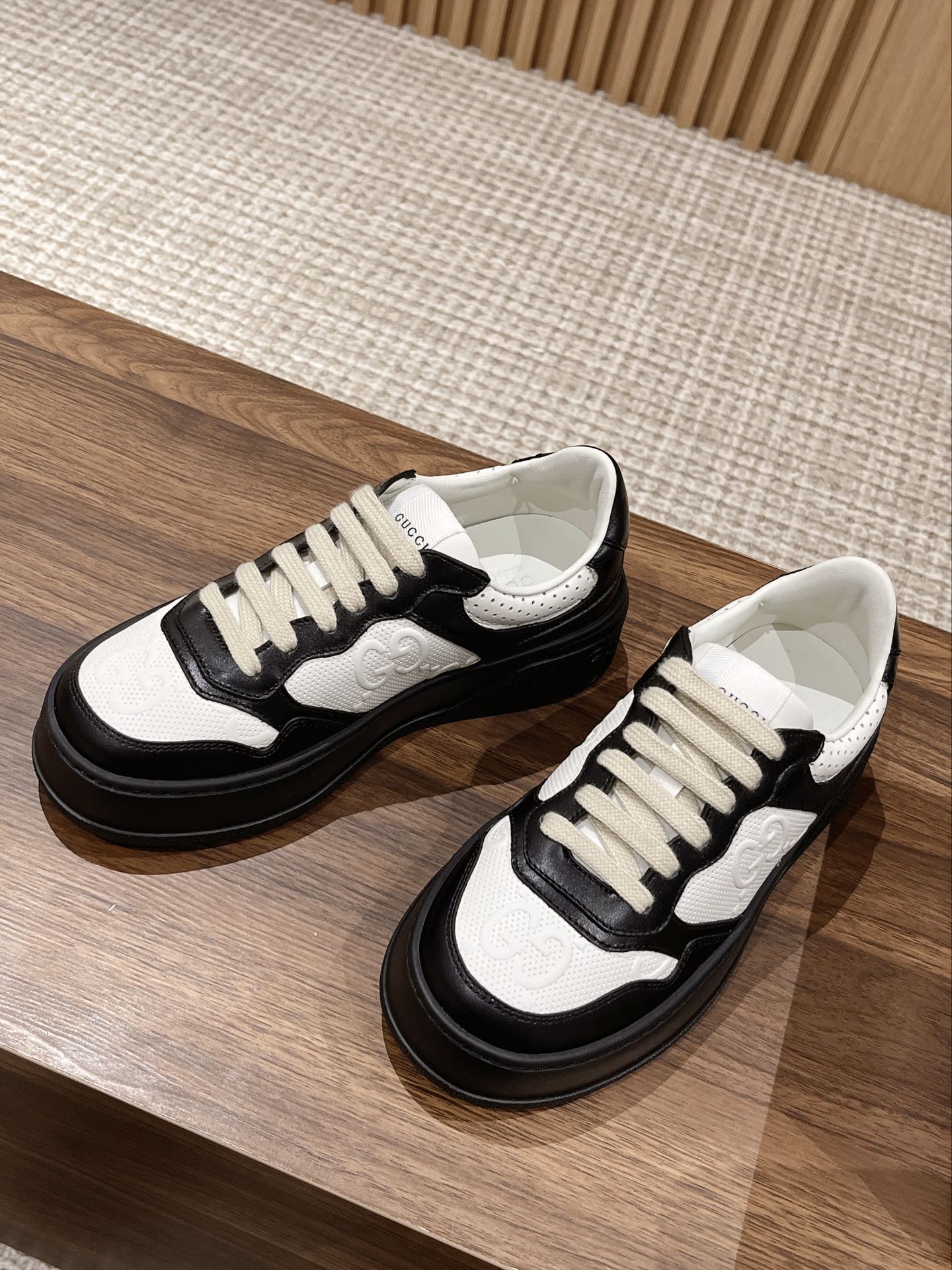 WOMEN'S SNEAKER
