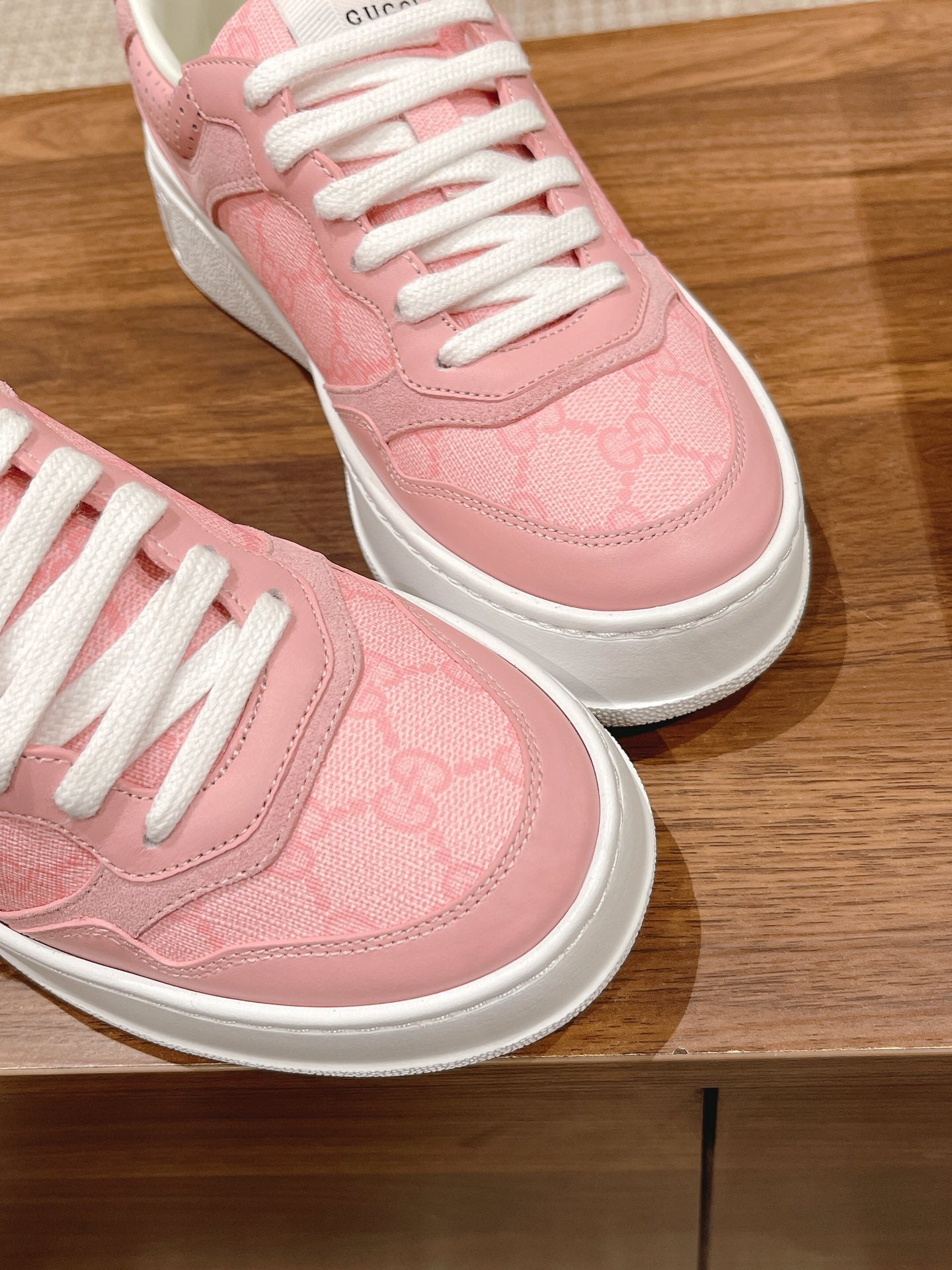 WOMEN'S SNEAKER