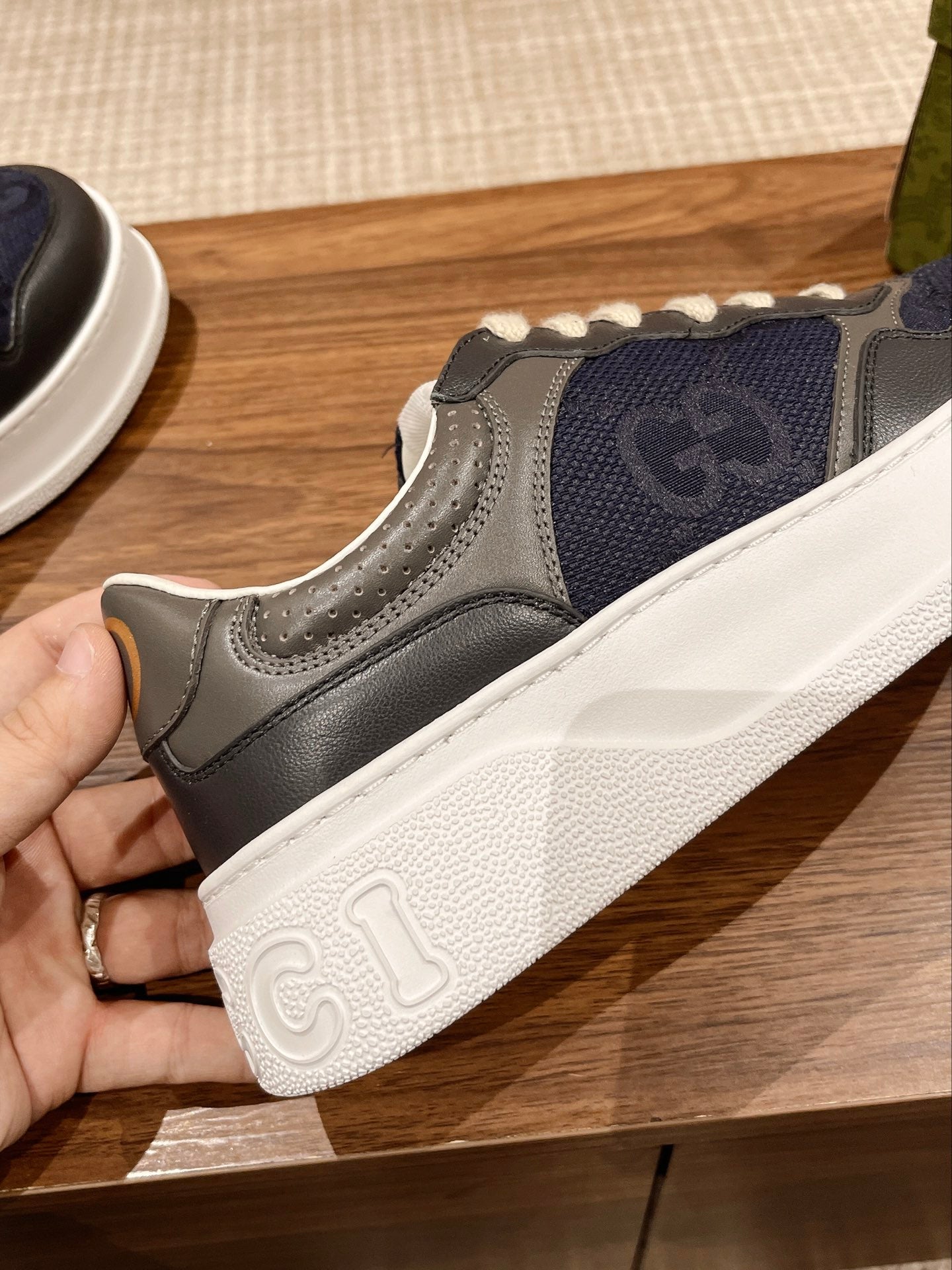 WOMEN'S SNEAKER