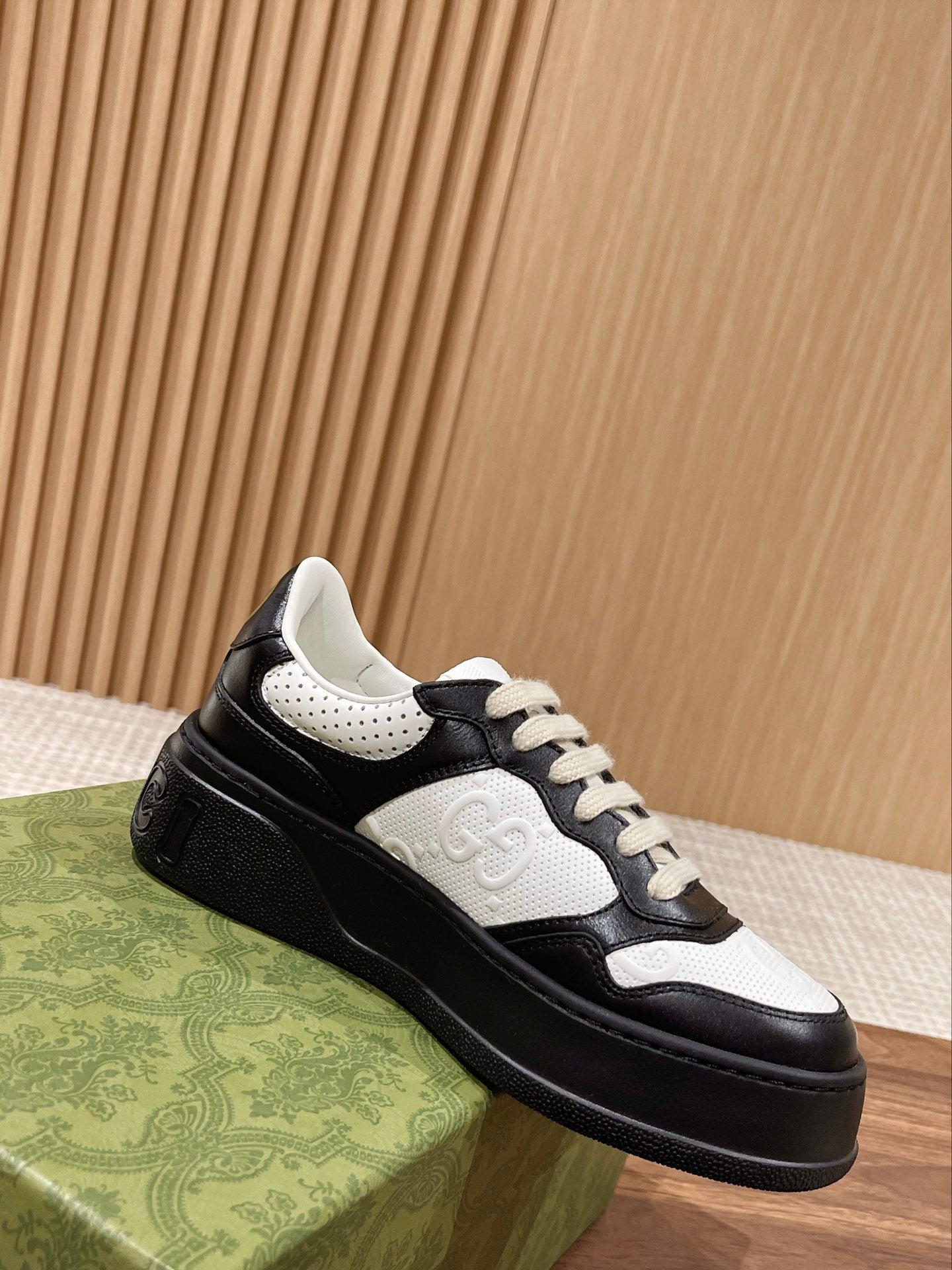 WOMEN'S SNEAKER