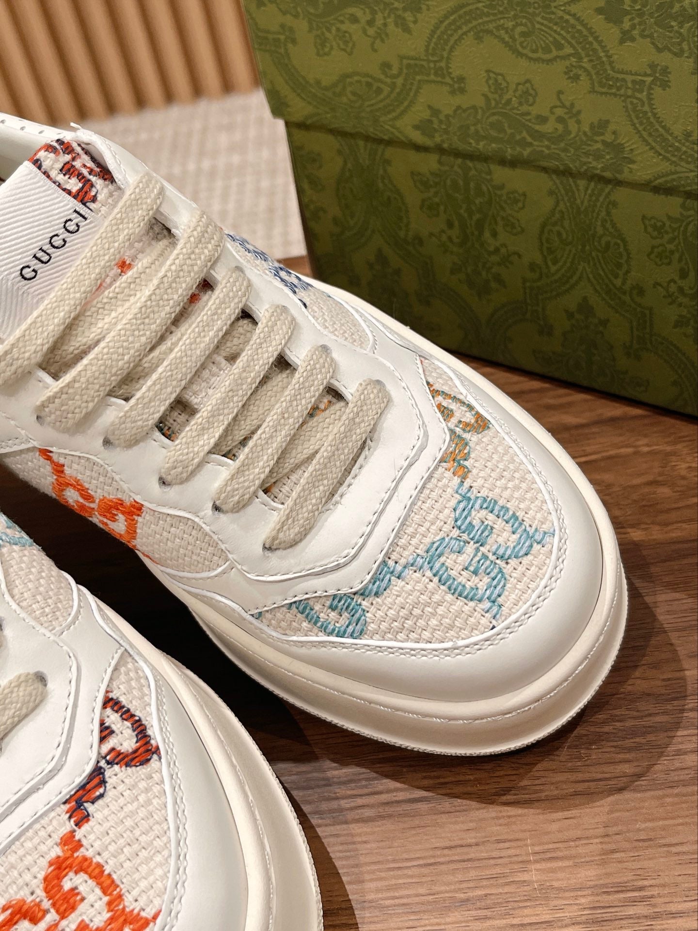 WOMEN'S SNEAKER