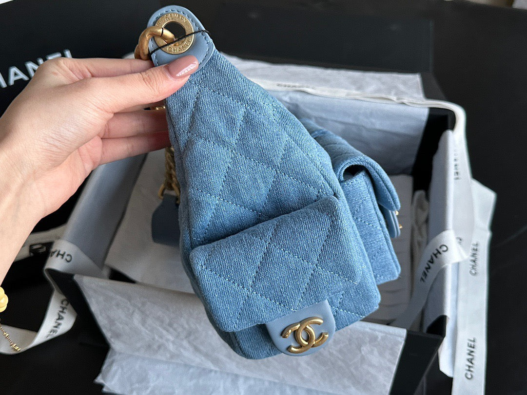 CRUISE 2024/25
LARGE HOBO BAG
Washed Denim & Gold-Tone Metal
Blue