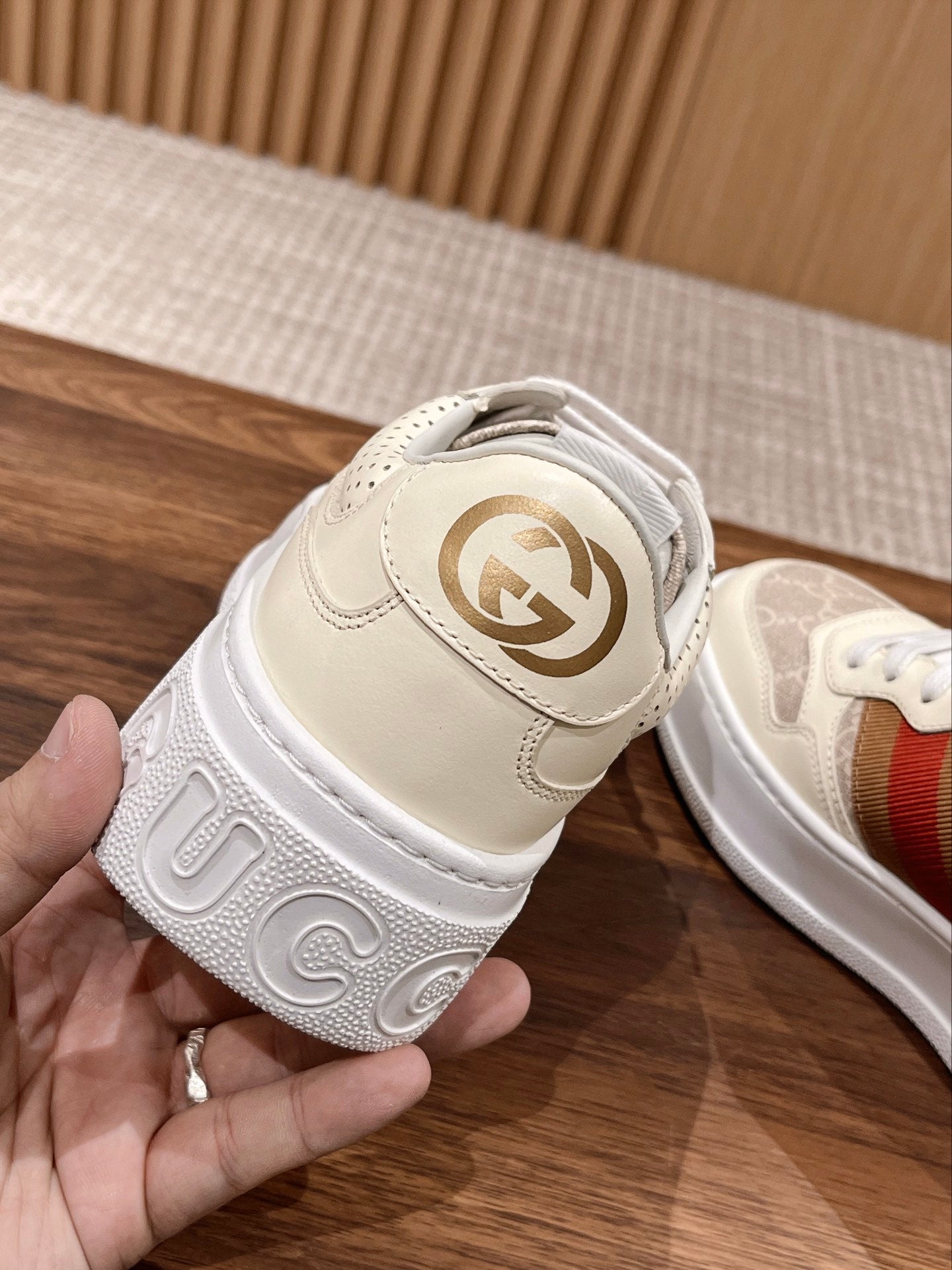 WOMEN'S SNEAKER