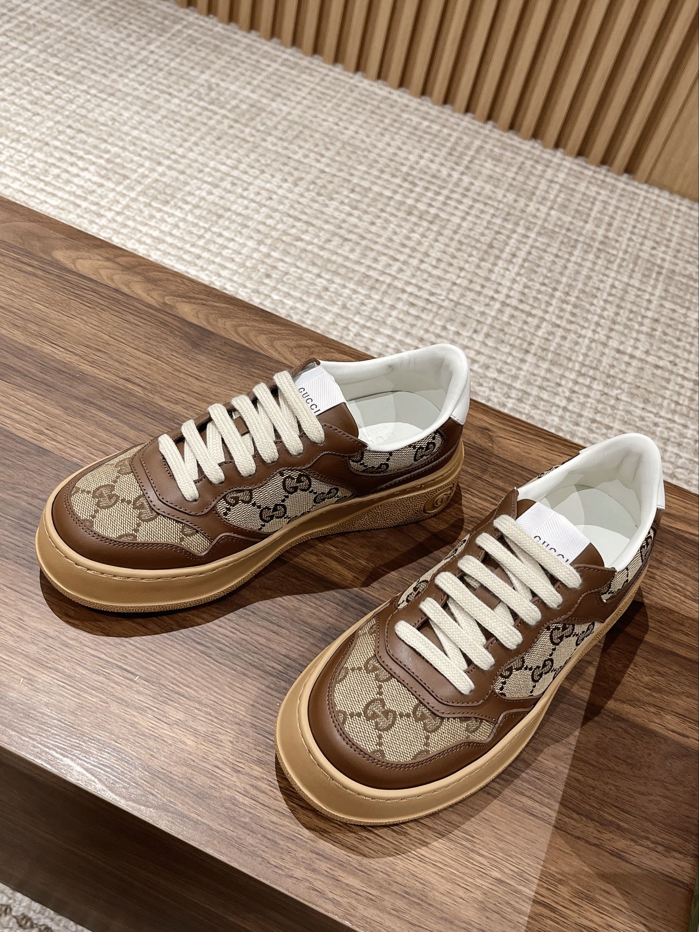 WOMEN'S SNEAKER