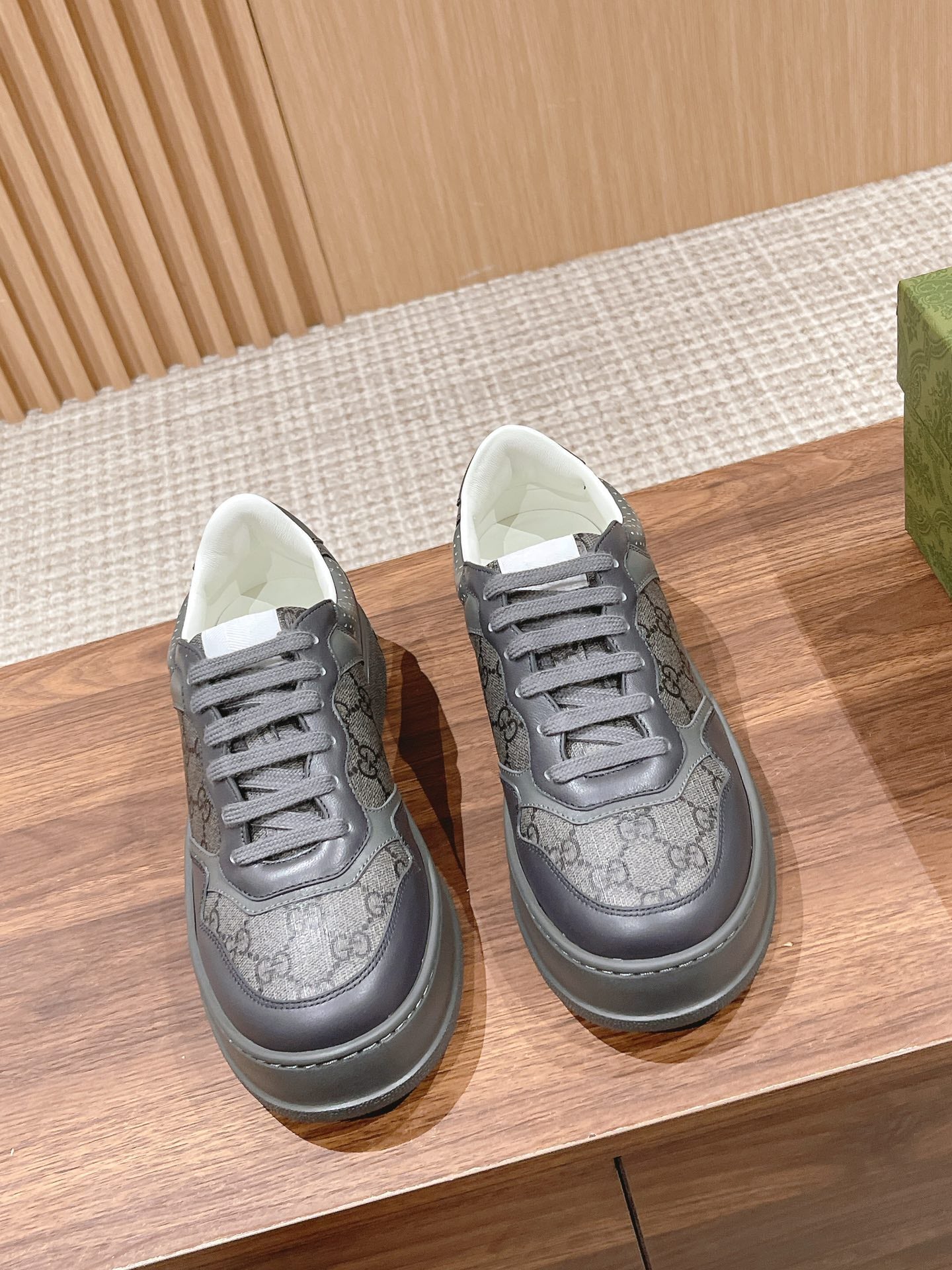 WOMEN'S SNEAKER