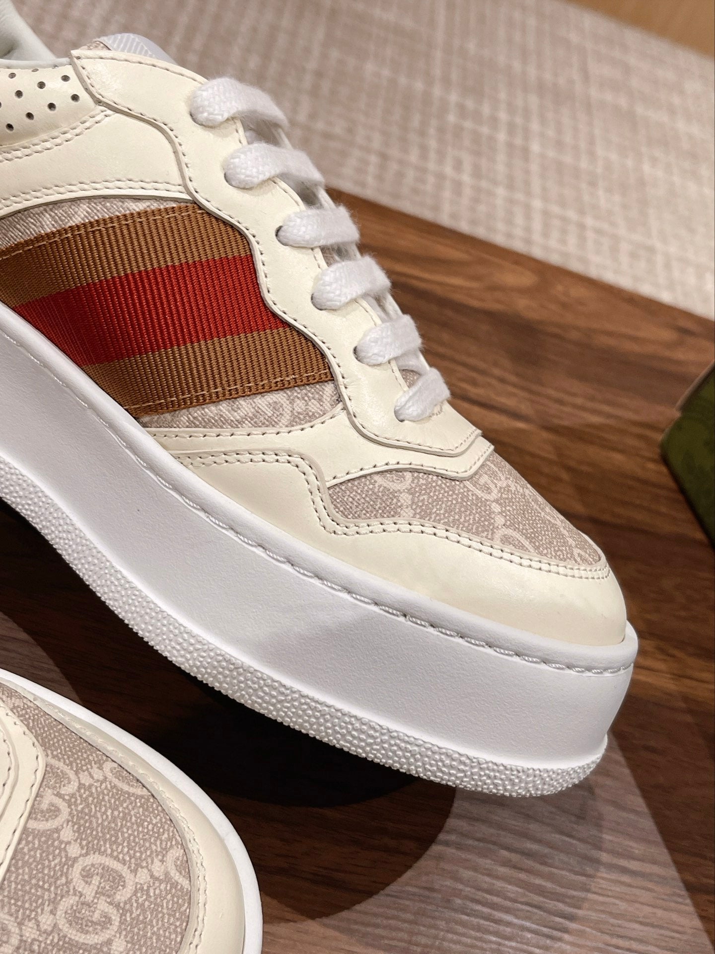 WOMEN'S SNEAKER