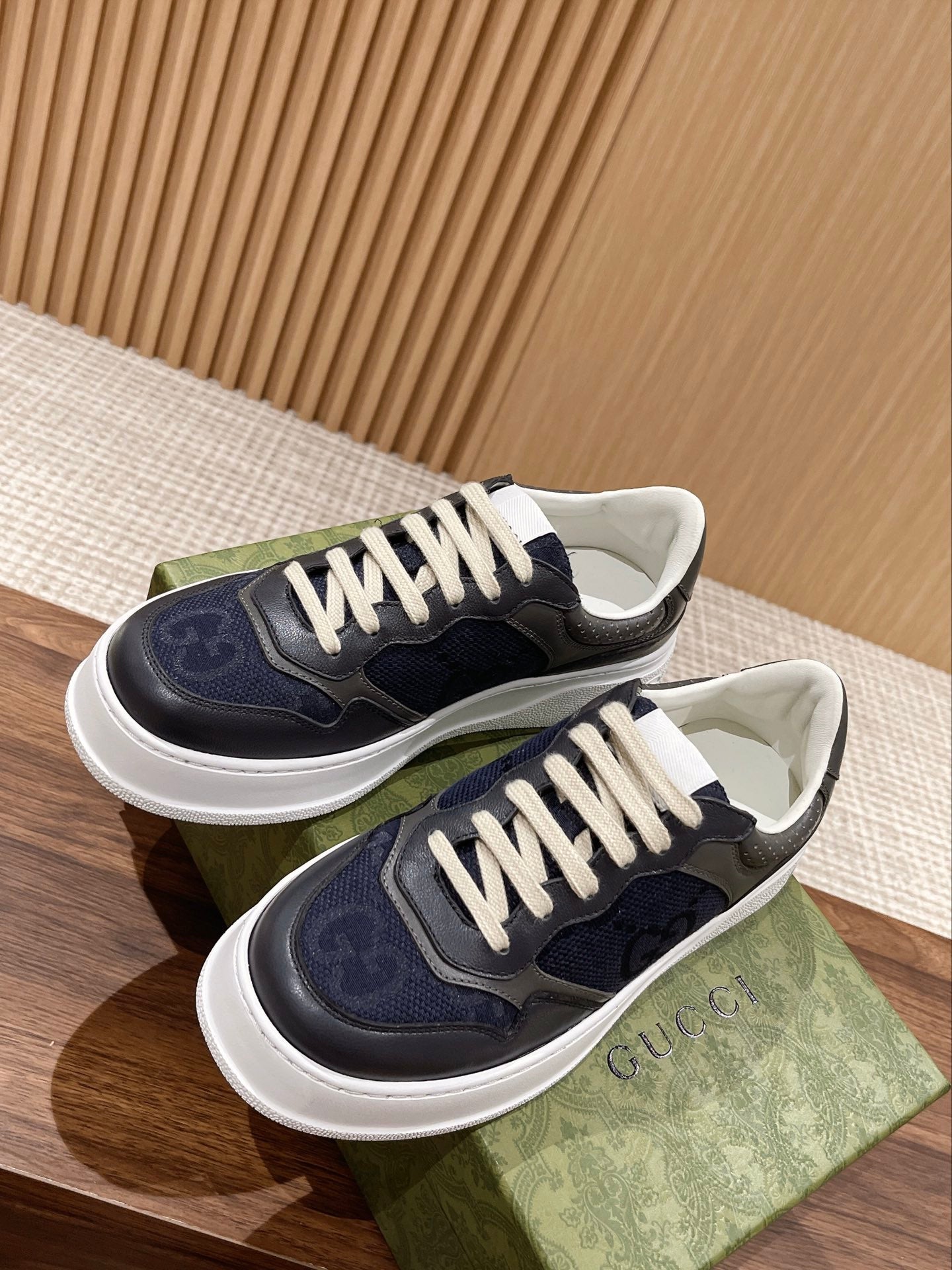 WOMEN'S SNEAKER