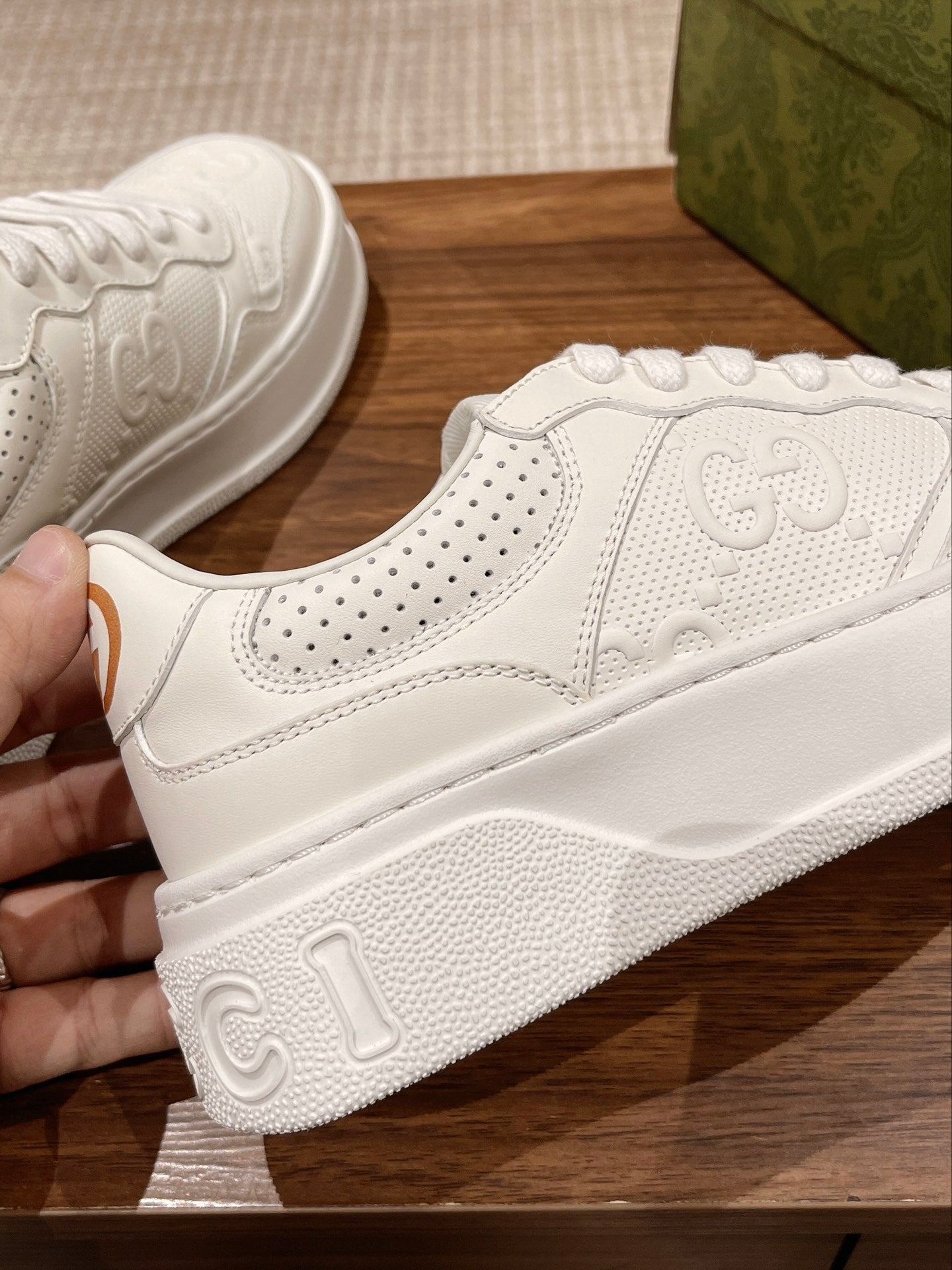 WOMEN'S SNEAKER