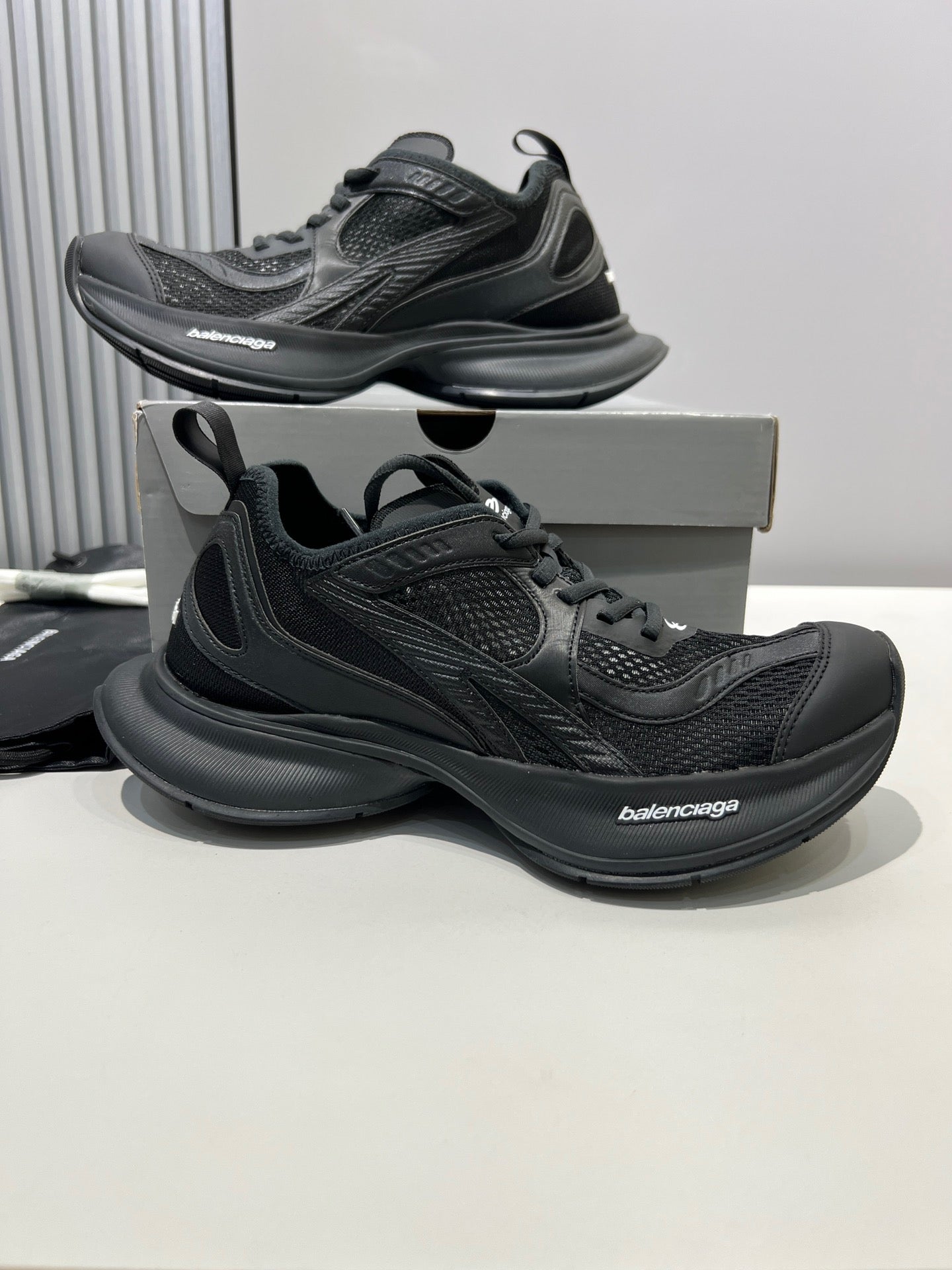 B Sneaker