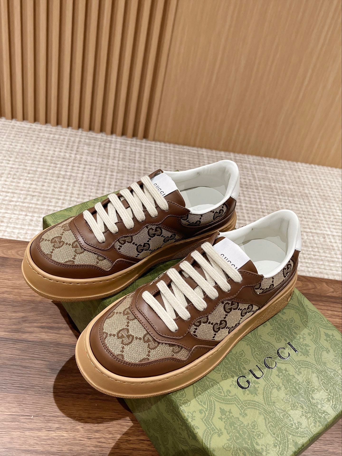WOMEN'S SNEAKER