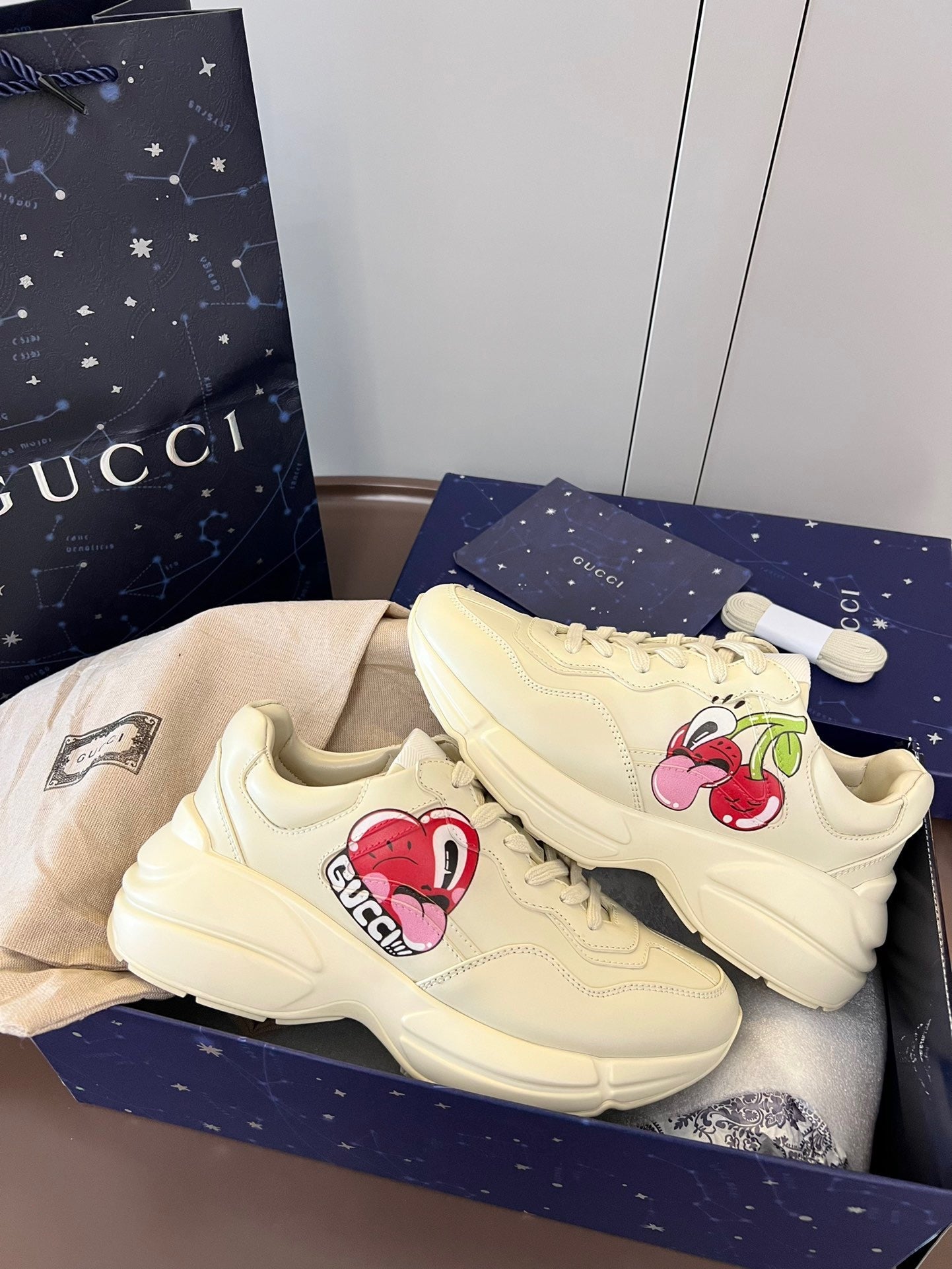 WOMEN'S RHYTON SNEAKER WITH LOGO