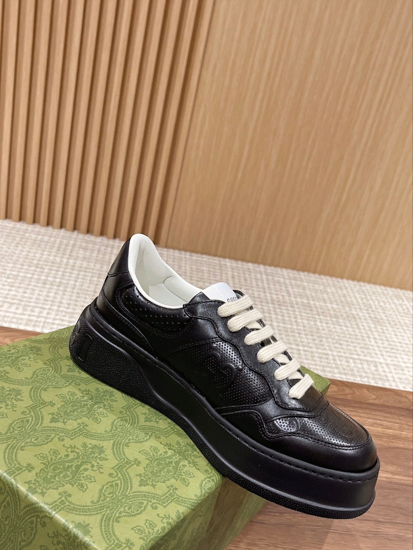 WOMEN'S SNEAKER