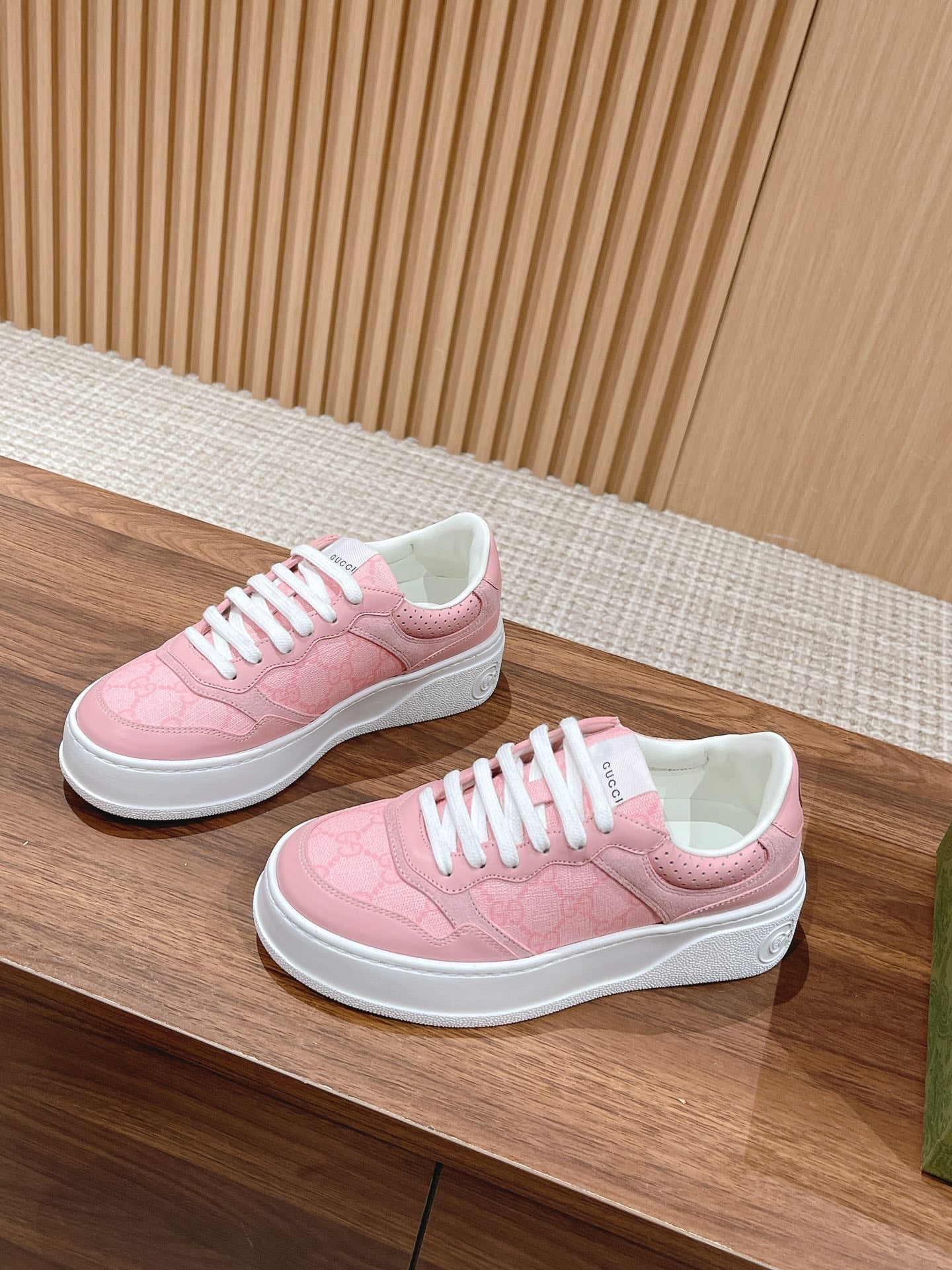 WOMEN'S SNEAKER