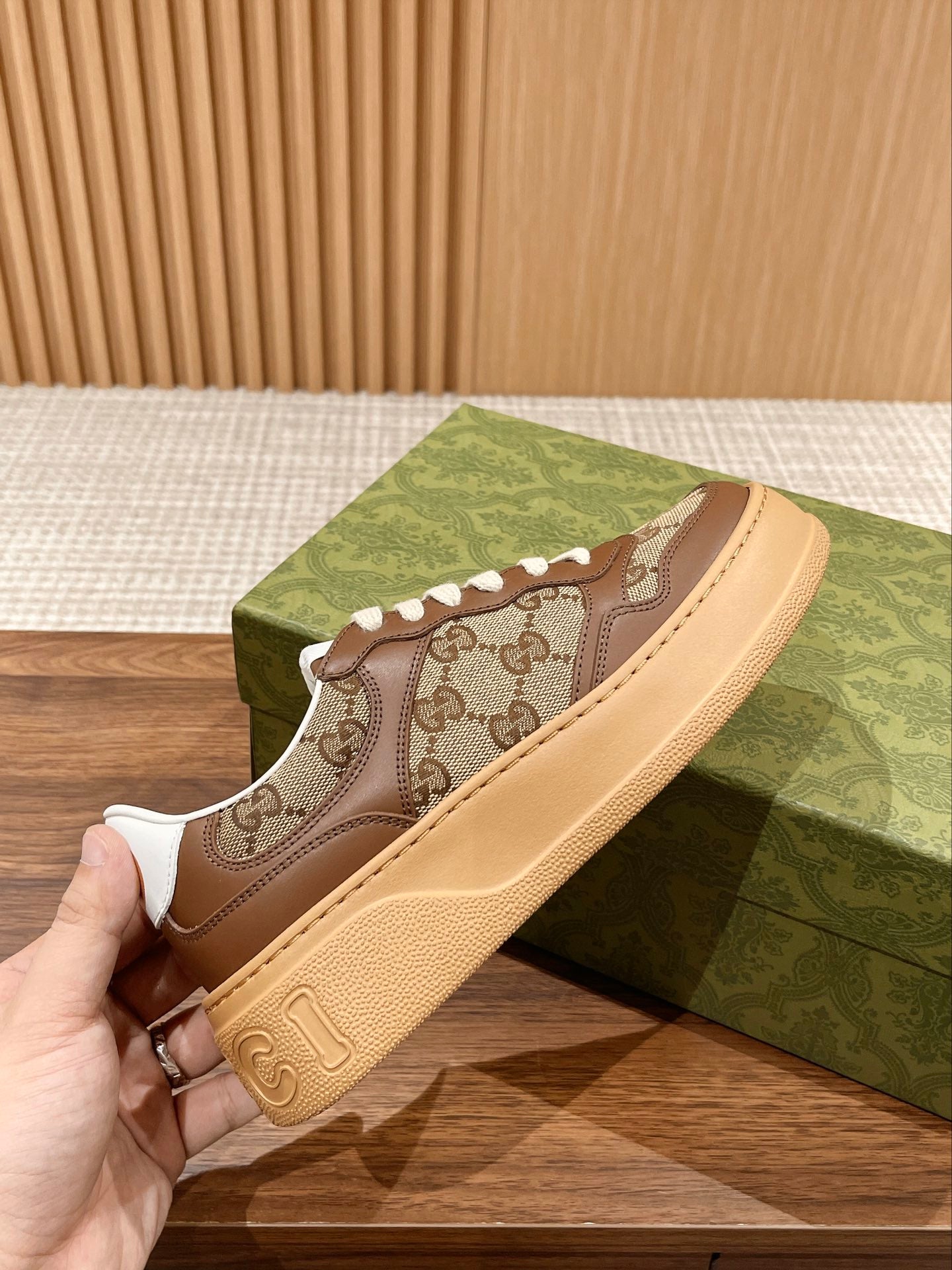 WOMEN'S SNEAKER