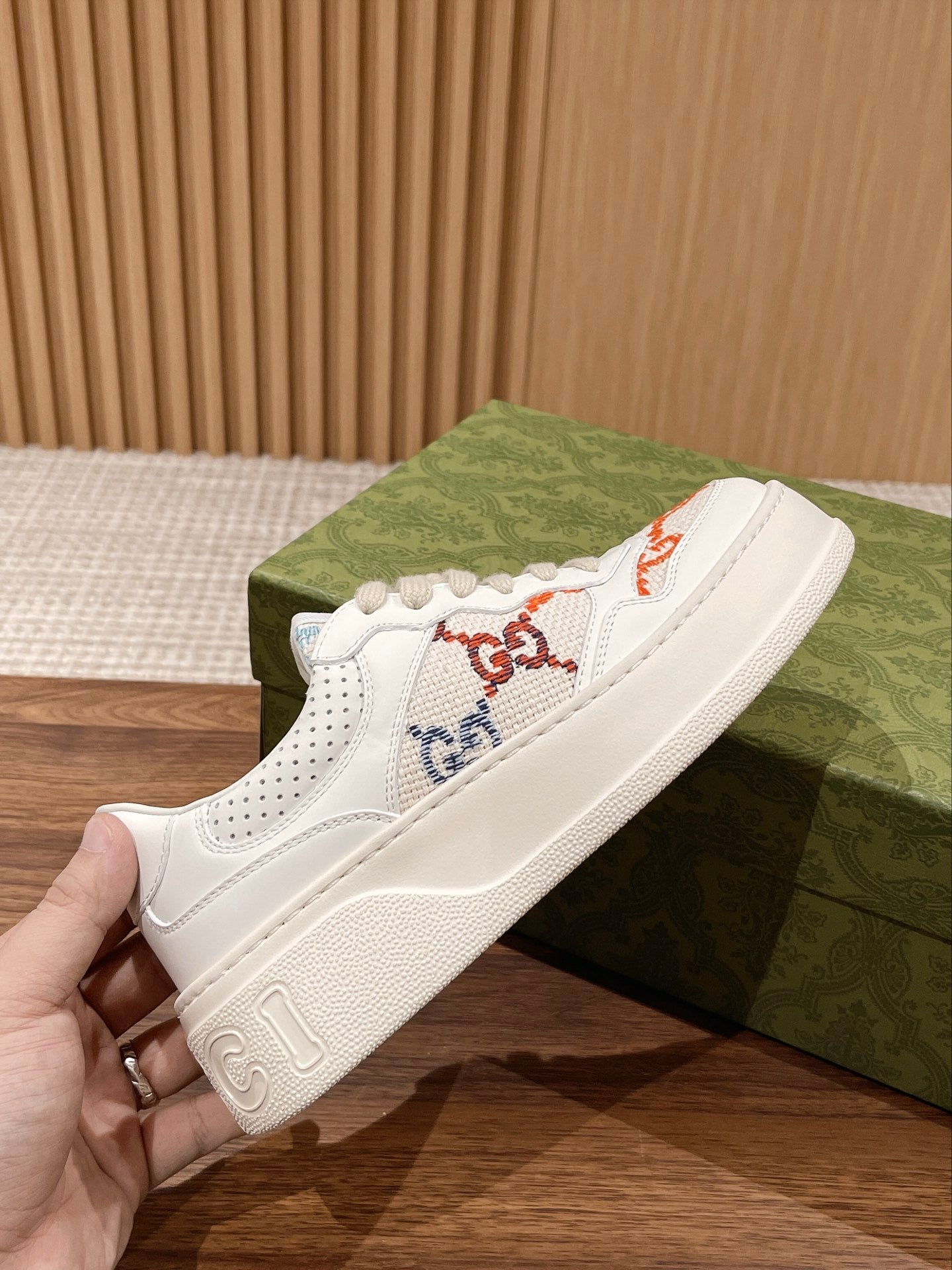 WOMEN'S SNEAKER
