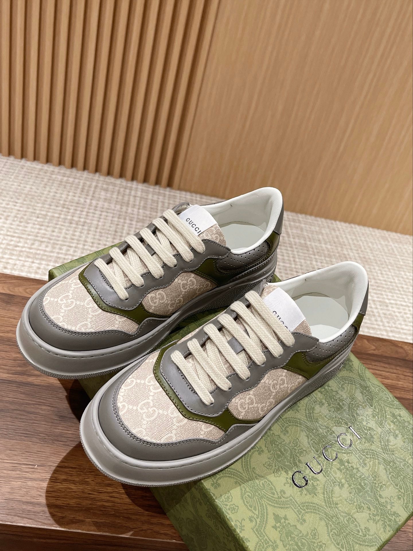 WOMEN'S SNEAKER