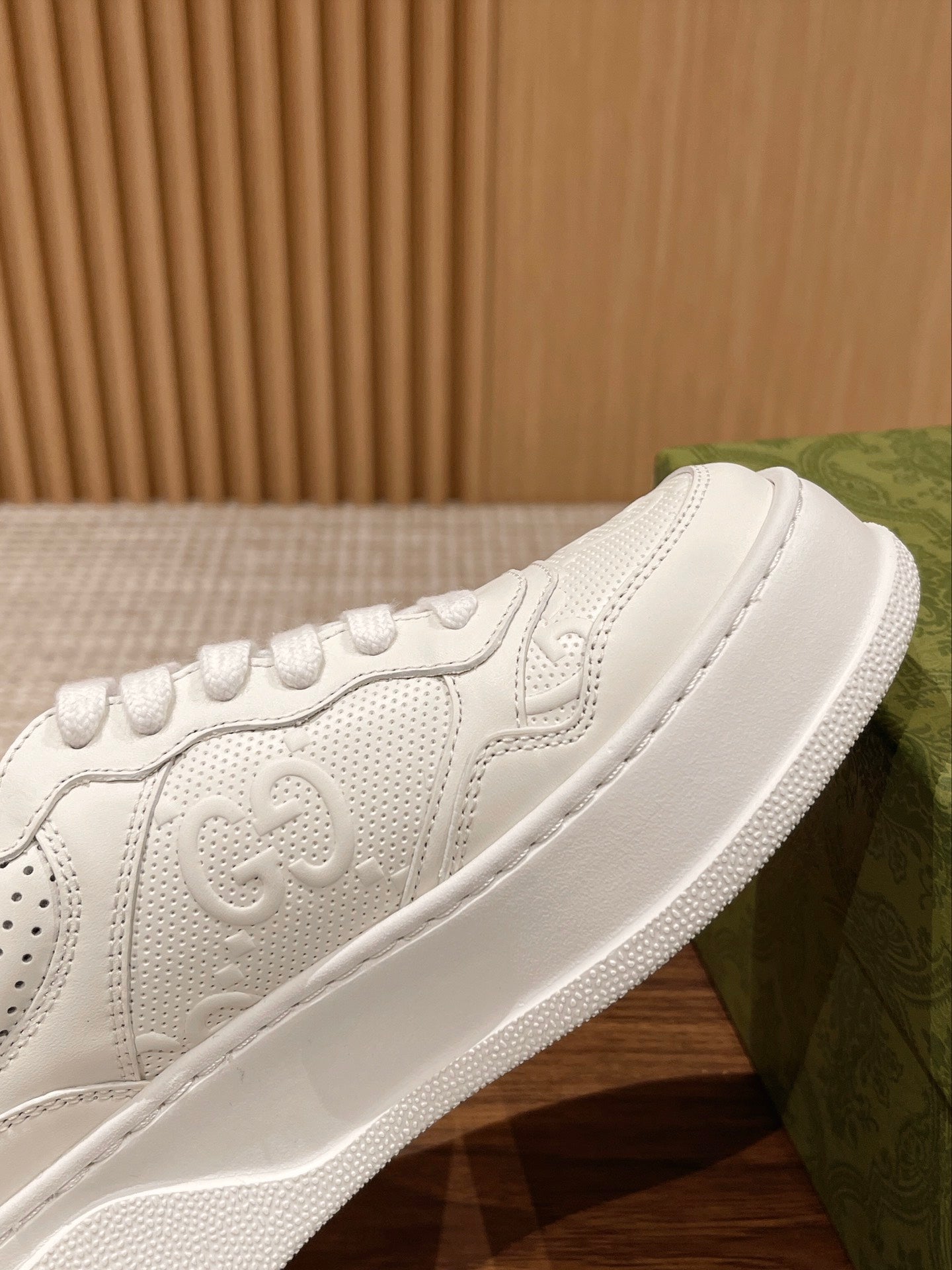 WOMEN'S SNEAKER