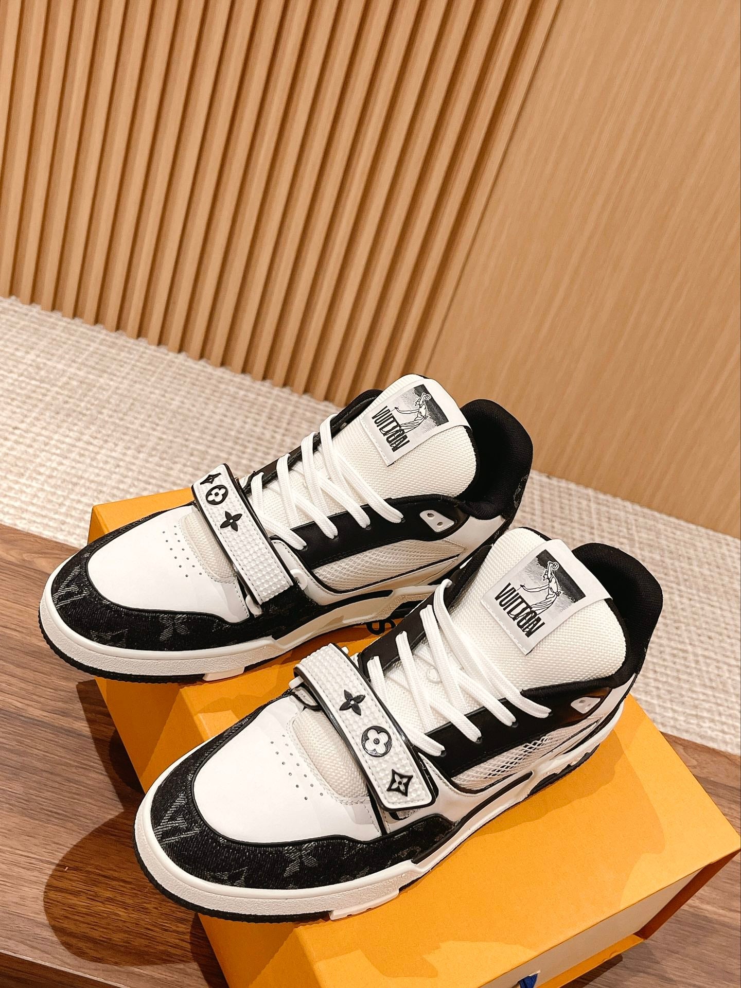 Trainer White Black