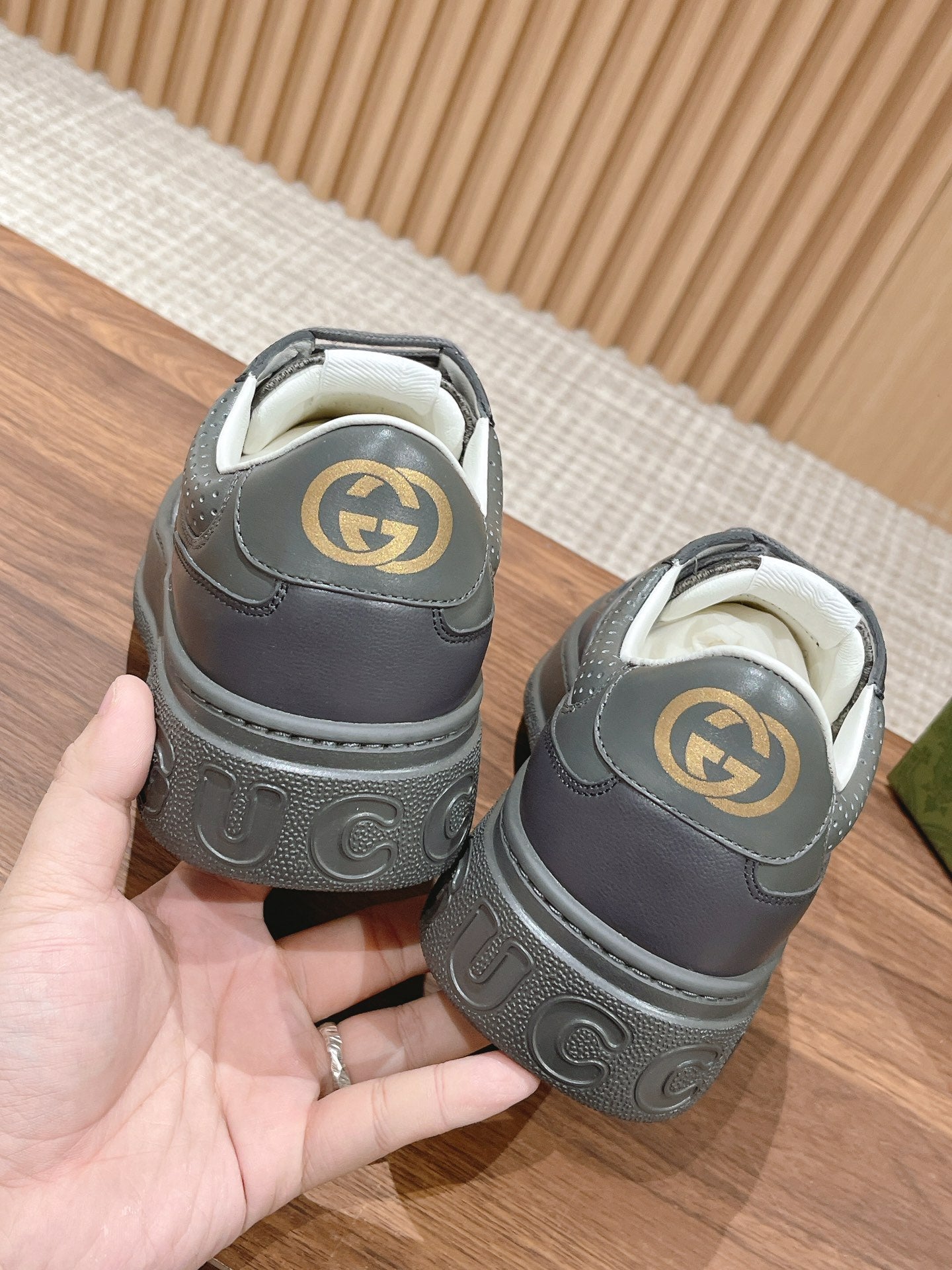 WOMEN'S SNEAKER