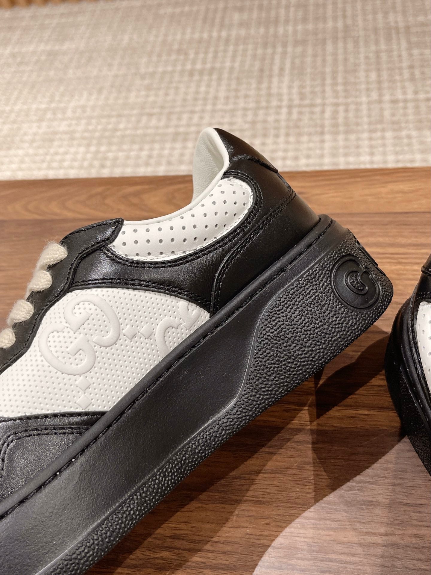 WOMEN'S SNEAKER