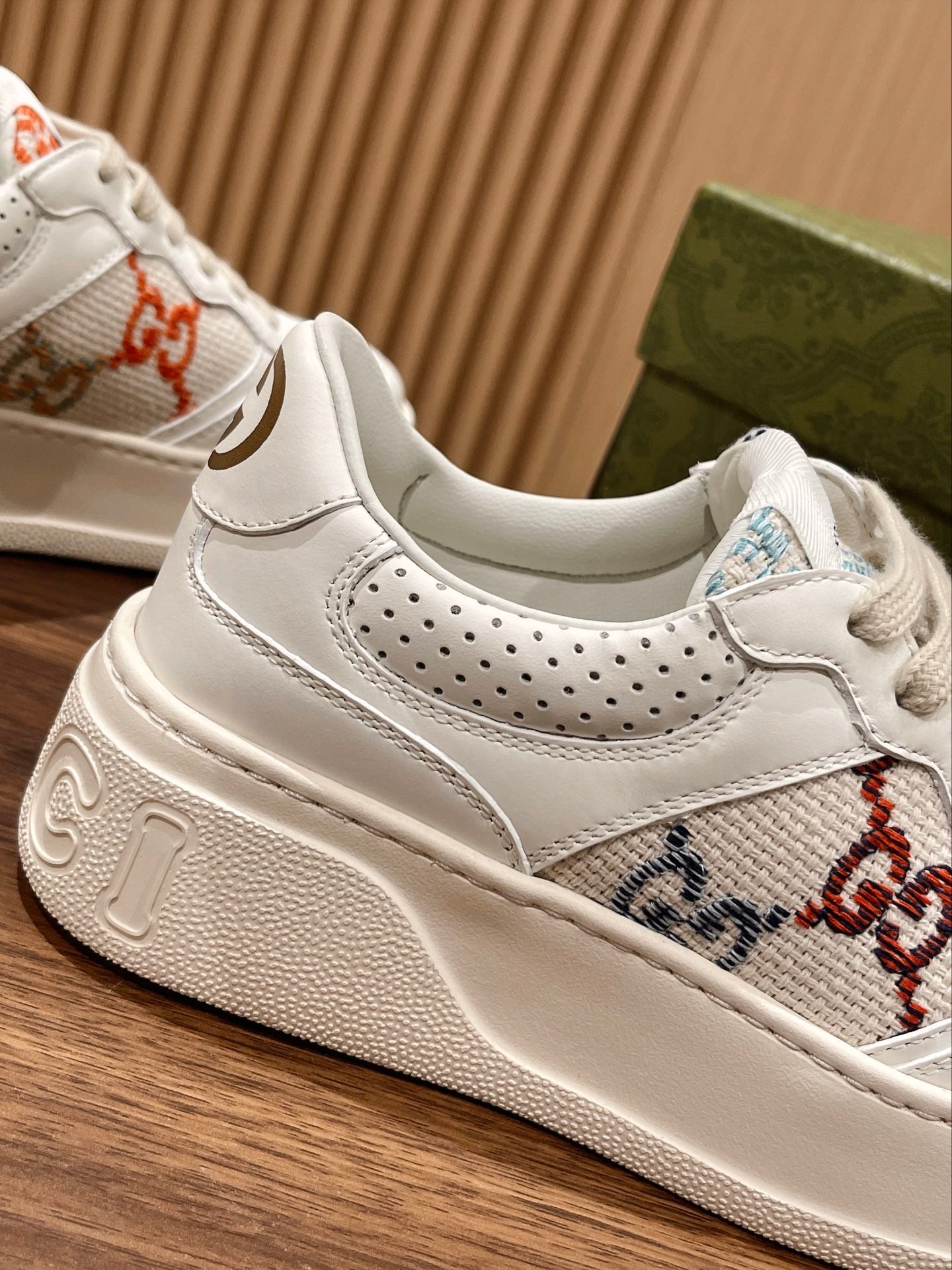 WOMEN'S SNEAKER