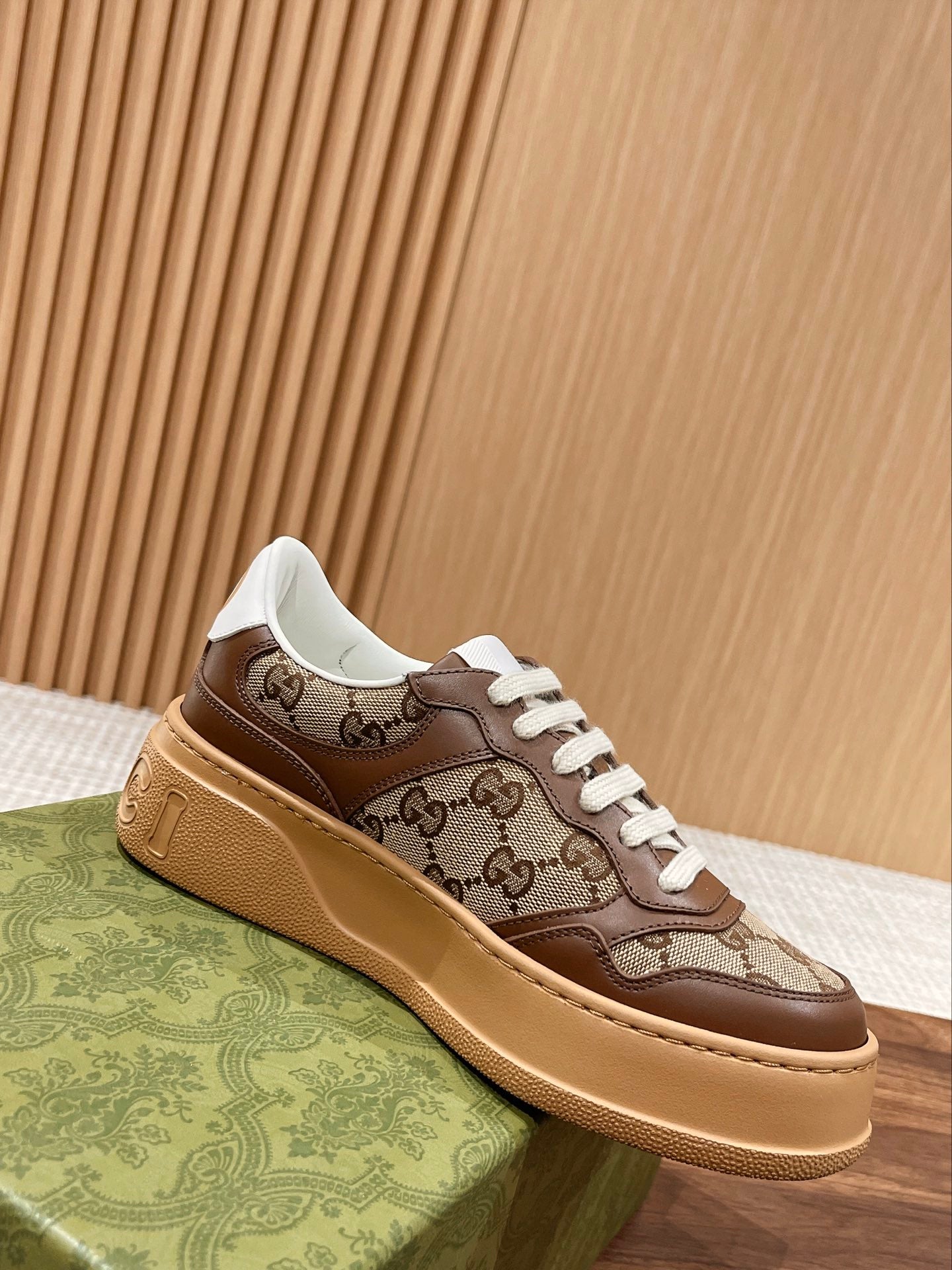 WOMEN'S SNEAKER