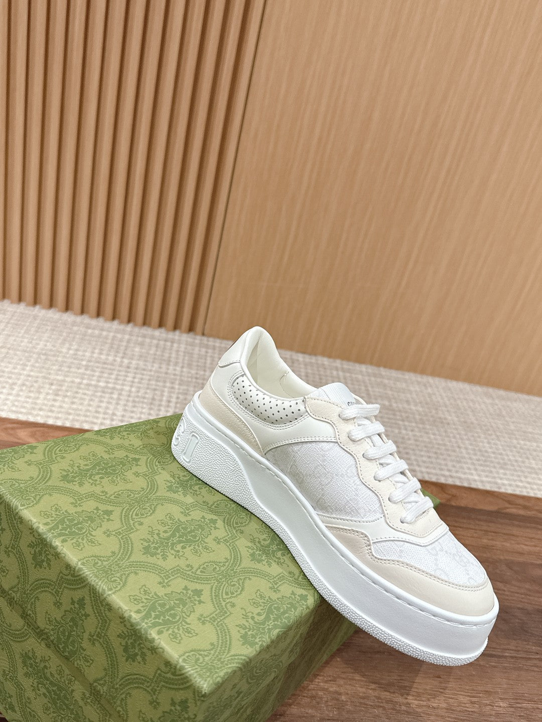 WOMEN'S SNEAKER