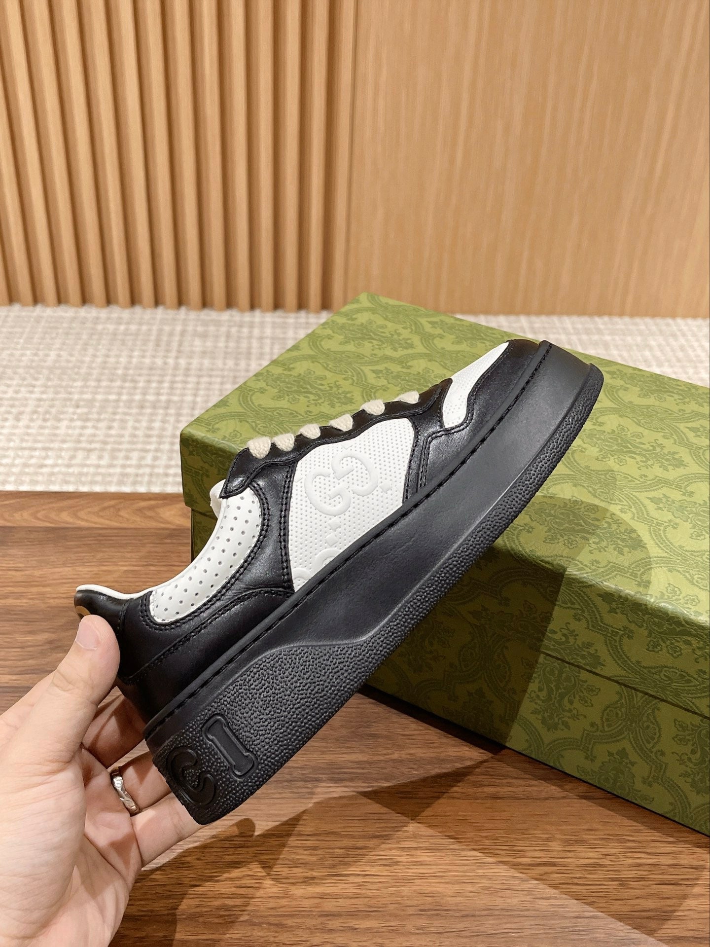WOMEN'S SNEAKER